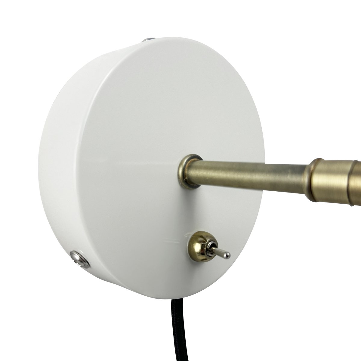 Sleep Glanzend wit leeslamp Van Dyberg Larsen - De witte kleur cre&euml;ert een schone en rustige sfeer, terwijl de antieke messing details een extra niveau van verfijning toevoegen.