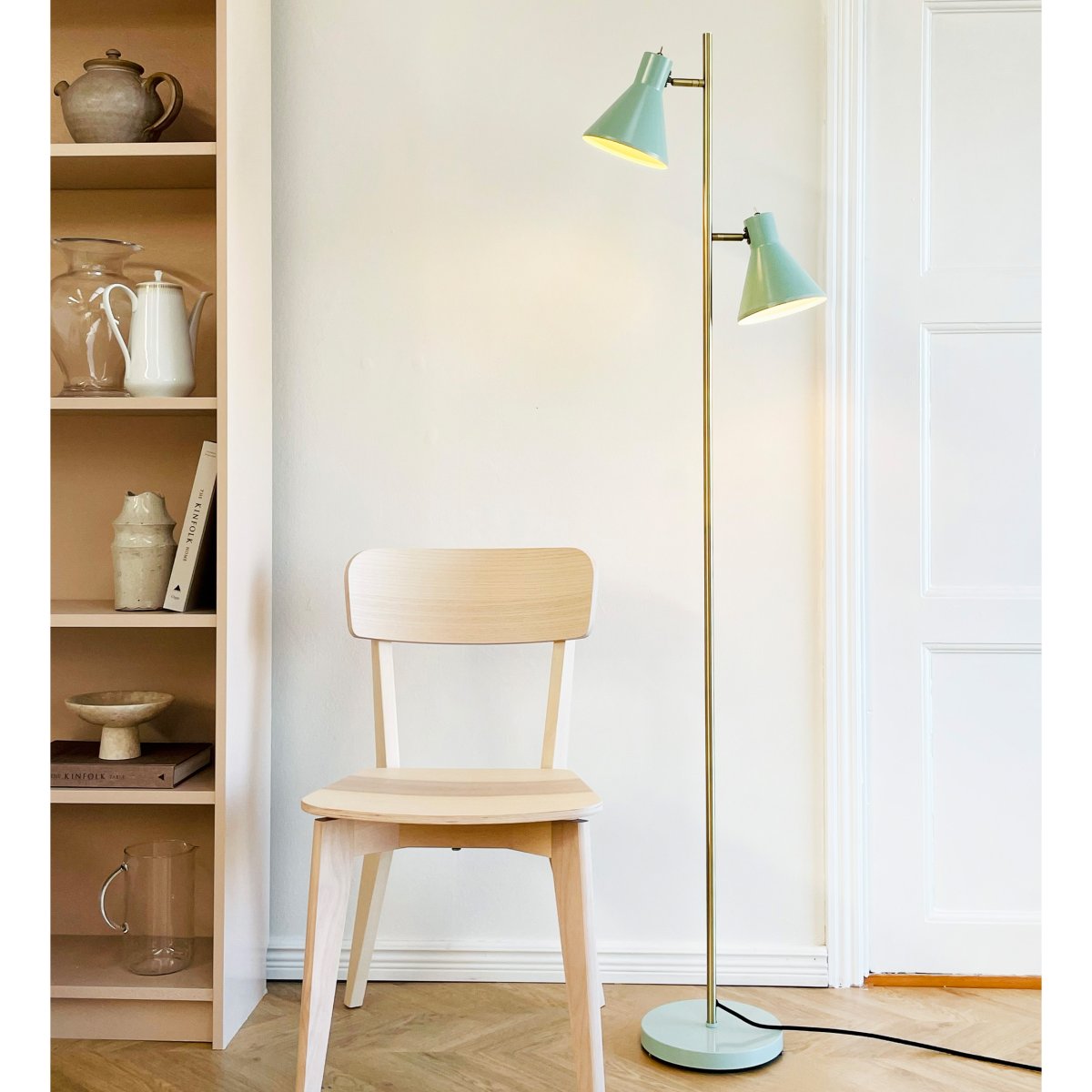 Sleep Glanzende munt vloerlamp Van Dyberg Larsen - De mintgroene kleur geeft de lamp een retro-look, terwijl de antieke messing details een elegante toets toevoegen.