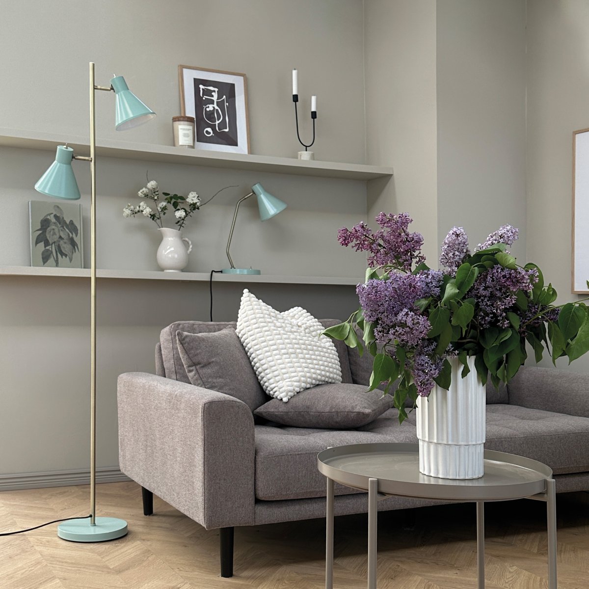 Sleep Glanzende munt vloerlamp Van Dyberg Larsen - De mintgroene kleur geeft de lamp een retro-look, terwijl de antieke messing details een elegante toets toevoegen.