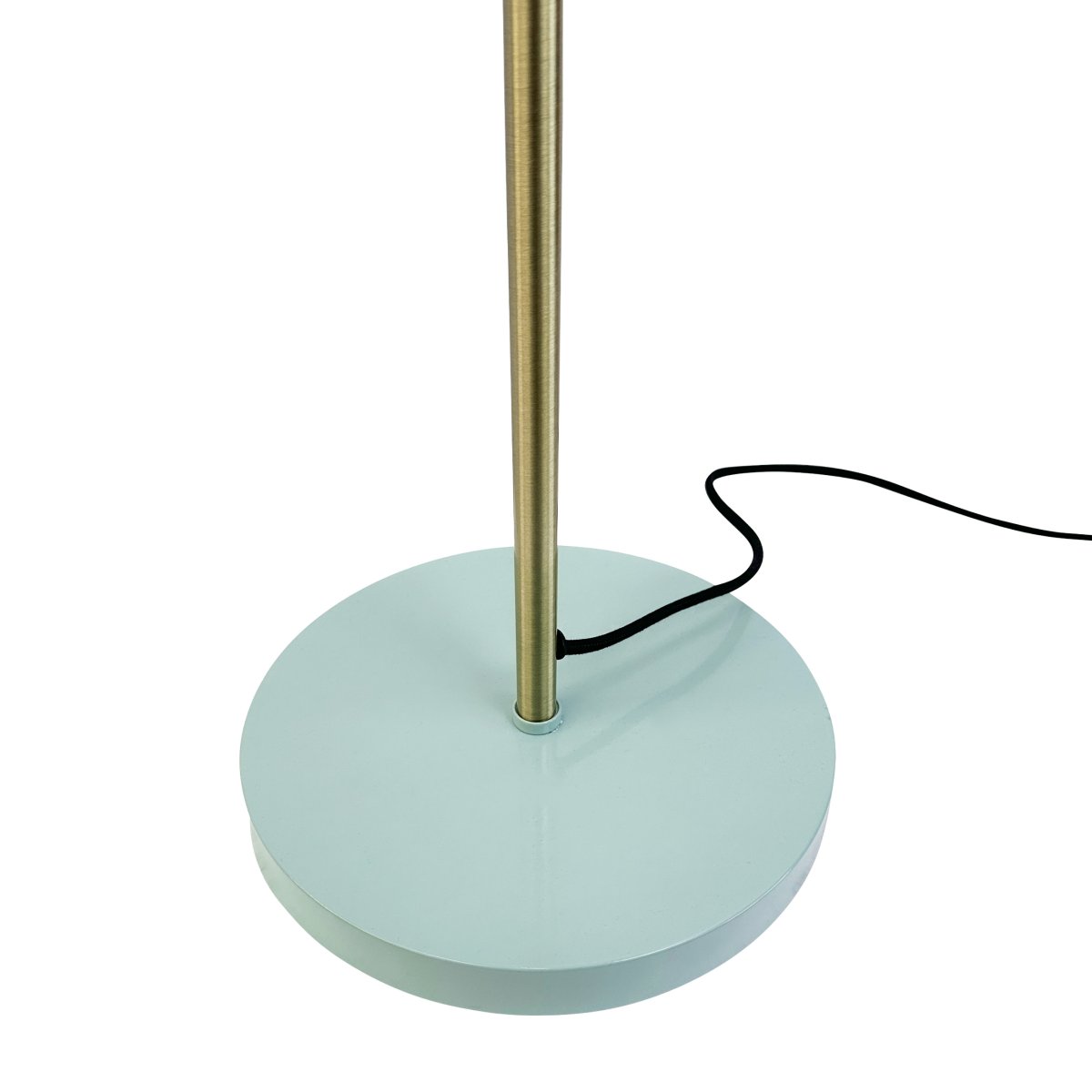 Sleep Glanzende munt vloerlamp Van Dyberg Larsen - De mintgroene kleur geeft de lamp een retro-look, terwijl de antieke messing details een elegante toets toevoegen.