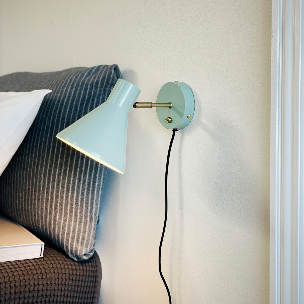 Sleep Glanzende munt leeslamp Van Dyberg Larsen - De mintgroene kleur cre&euml;ert een gezellige sfeer, terwijl de antieke messing details een extra niveau van verfijning toevoegen.