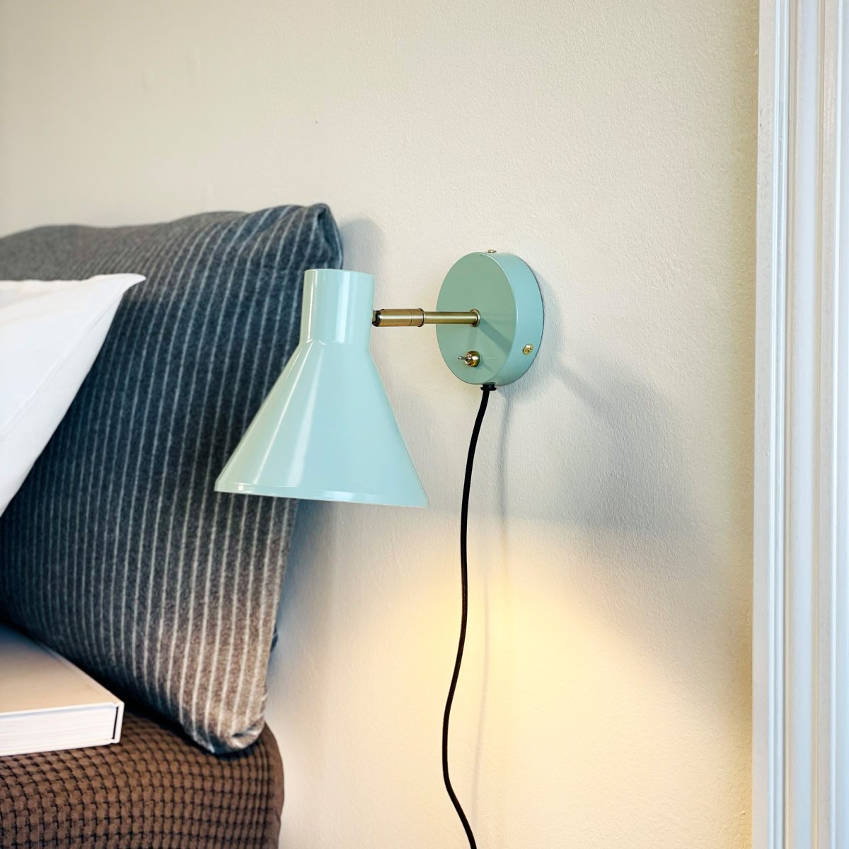 Sleep Glanzende munt leeslamp Van Dyberg Larsen - De mintgroene kleur cre&euml;ert een gezellige sfeer, terwijl de antieke messing details een extra niveau van verfijning toevoegen.