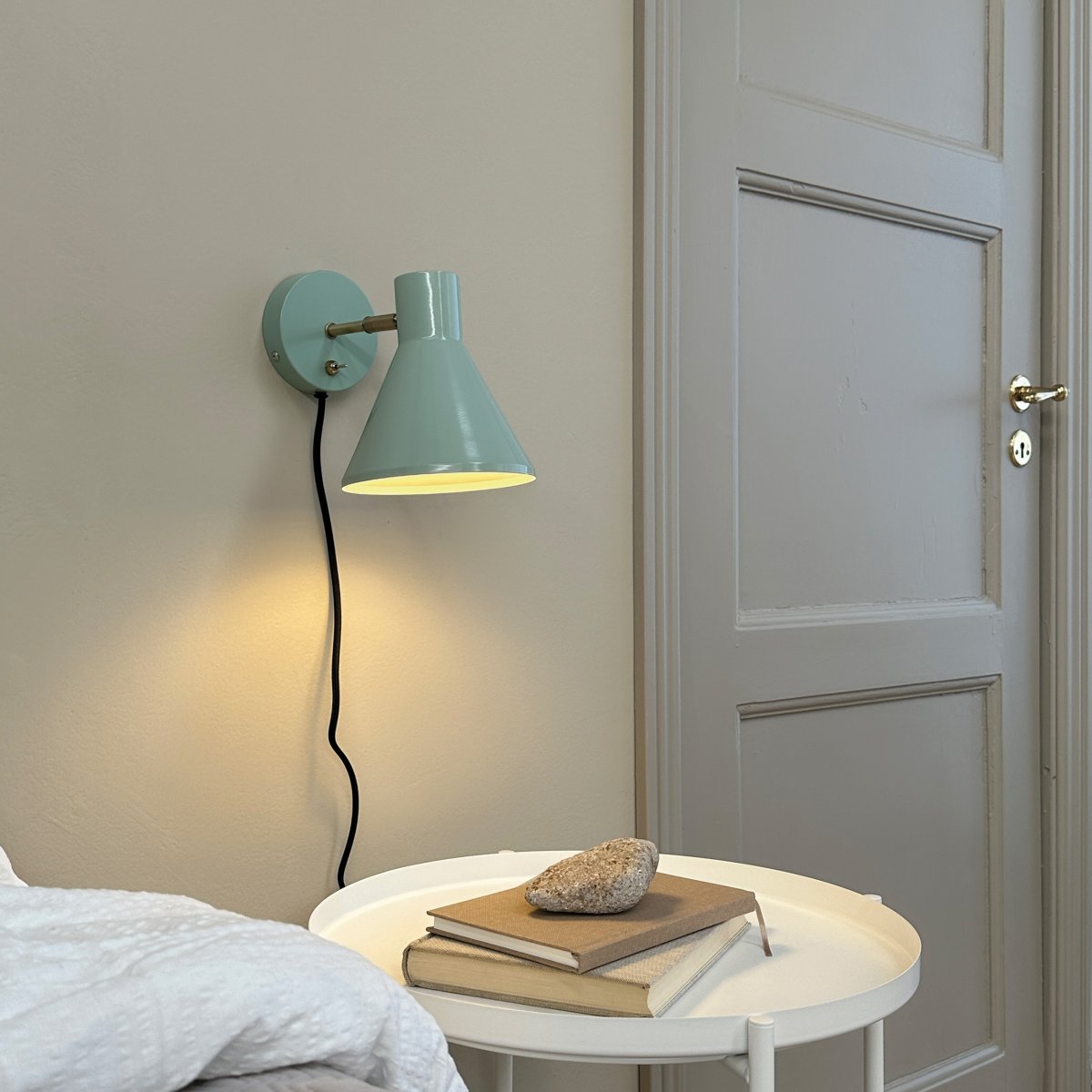 Sleep Glanzende munt leeslamp Van Dyberg Larsen - De mintgroene kleur cre&euml;ert een gezellige sfeer, terwijl de antieke messing details een extra niveau van verfijning toevoegen.