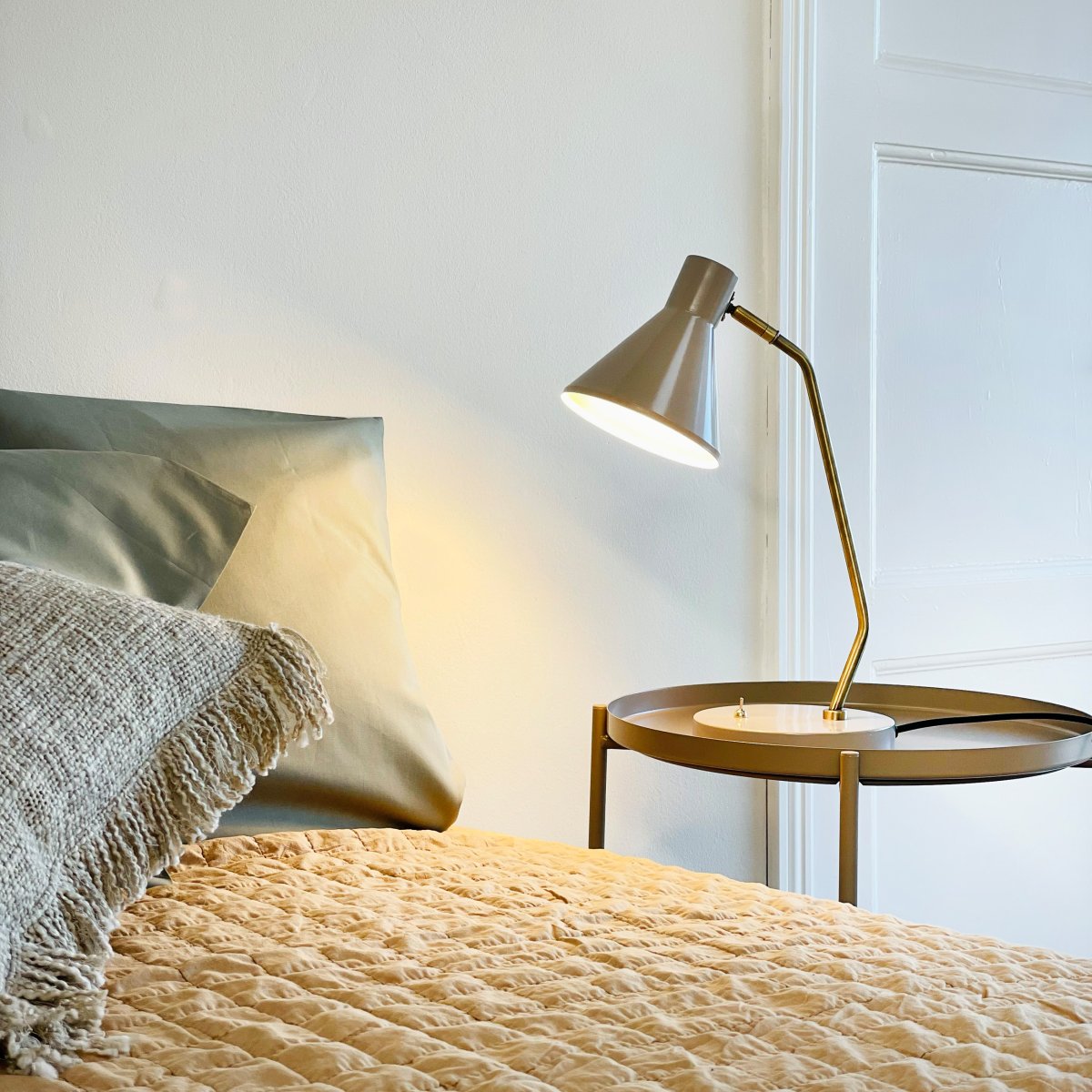 Sleep 43cm Glanzend beige bureaulamp Van Dyberg Larsen - Deze tafellamp combineert eenvoudige lijnen en functionaliteit en cre&euml;ert zo een rustgevend en aangenaam licht in uw omgeving.