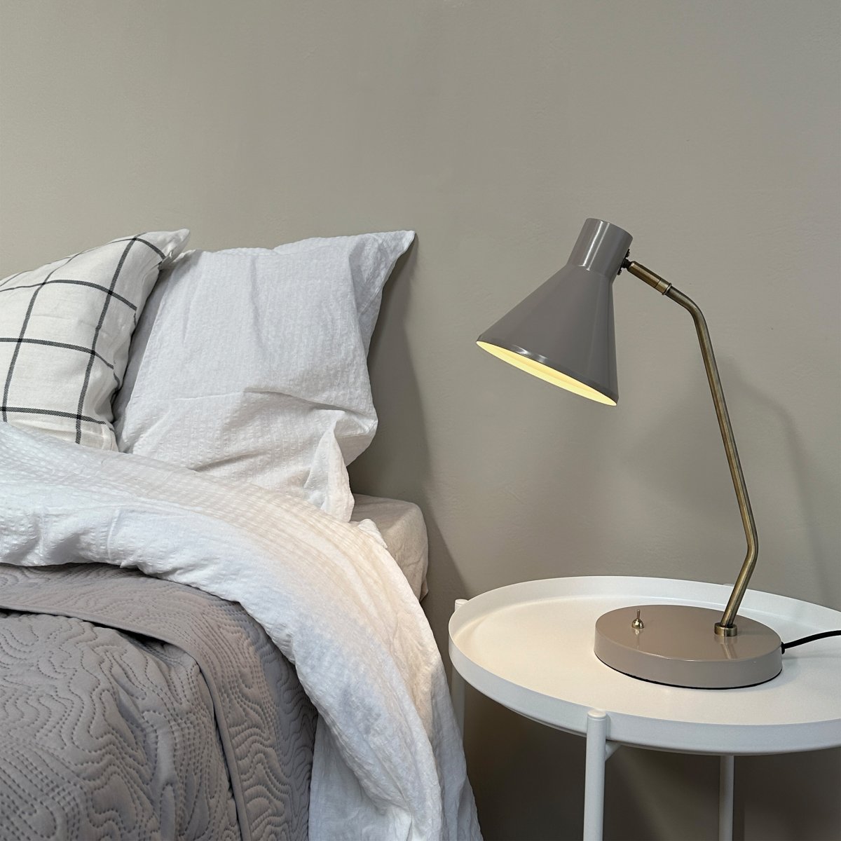 Sleep 43cm Glanzend beige bureaulamp Van Dyberg Larsen - Deze tafellamp combineert eenvoudige lijnen en functionaliteit en cre&euml;ert zo een rustgevend en aangenaam licht in uw omgeving.