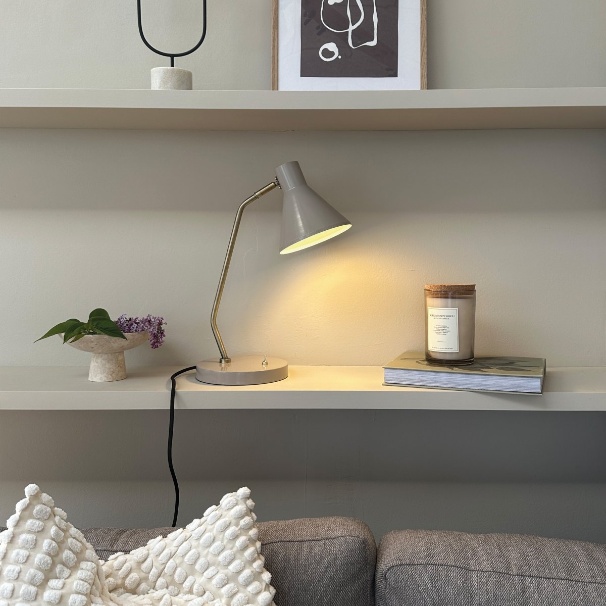 Sleep 43cm Glanzend beige bureaulamp Van Dyberg Larsen - Deze tafellamp combineert eenvoudige lijnen en functionaliteit en cre&euml;ert zo een rustgevend en aangenaam licht in uw omgeving.