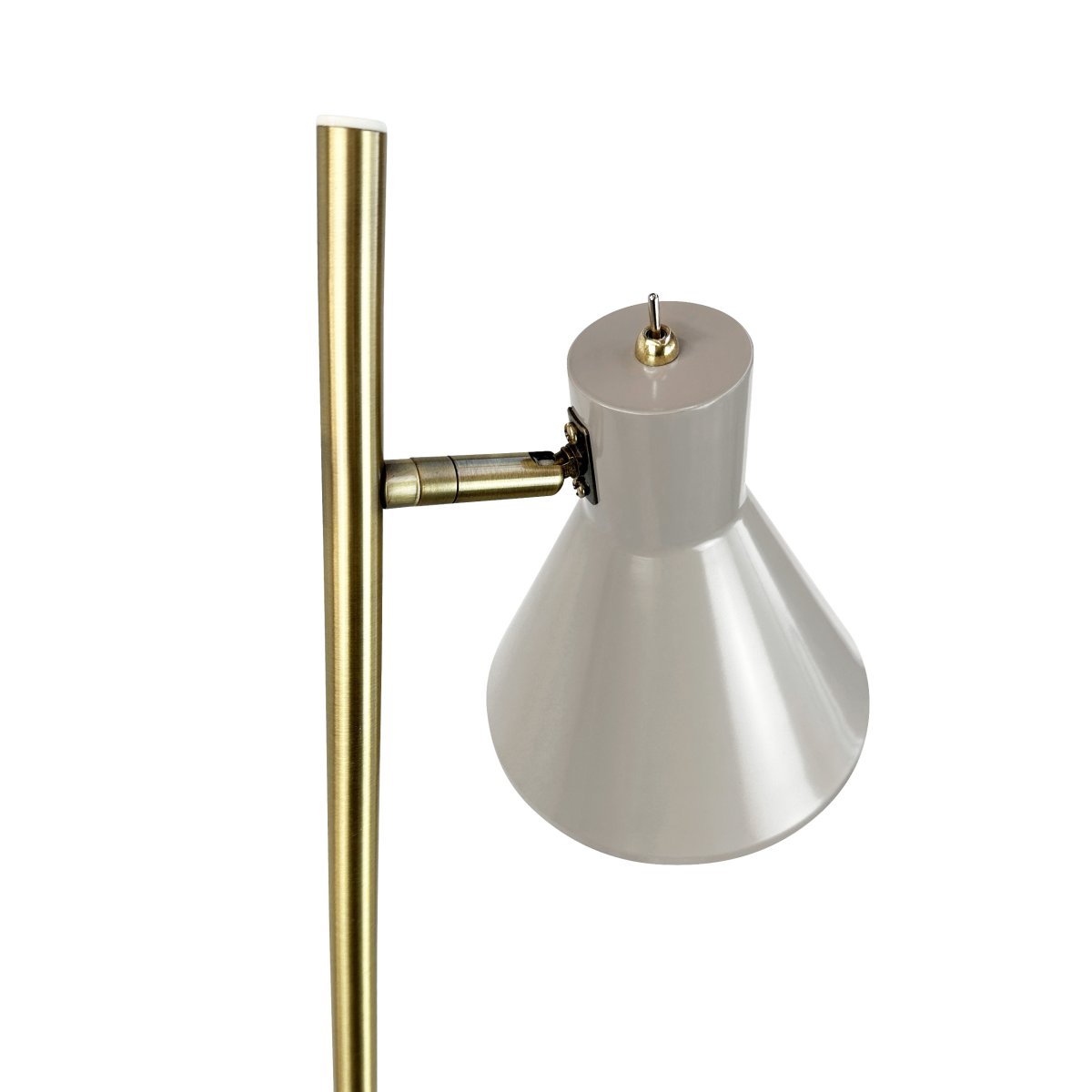 Sleep Glanzend beige vloerlamp Van Dyberg Larsen - De beige kleur geeft de lamp een moderne en strakke uitstraling die past bij verschillende interieurstijlen, terwijl de antieke messing details een elegante toets toevoegen.