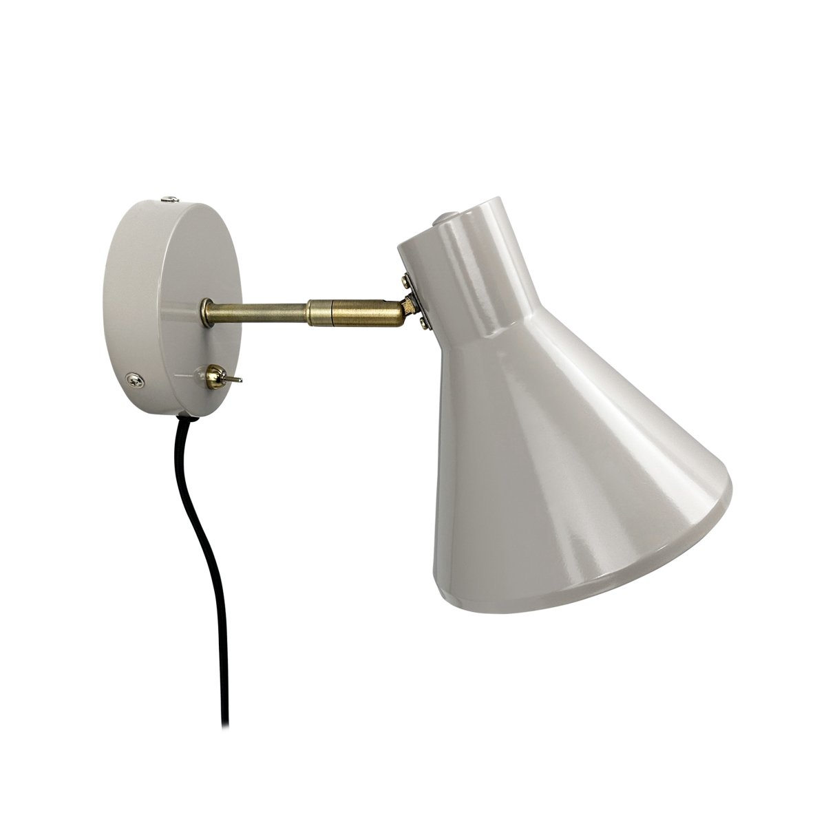 Sleep Glanzend beige leeslamp Van Dyberg Larsen - De beige kleur cre&euml;ert een strakke en rustige sfeer, terwijl de antieke messing details een extra niveau van verfijning toevoegen.