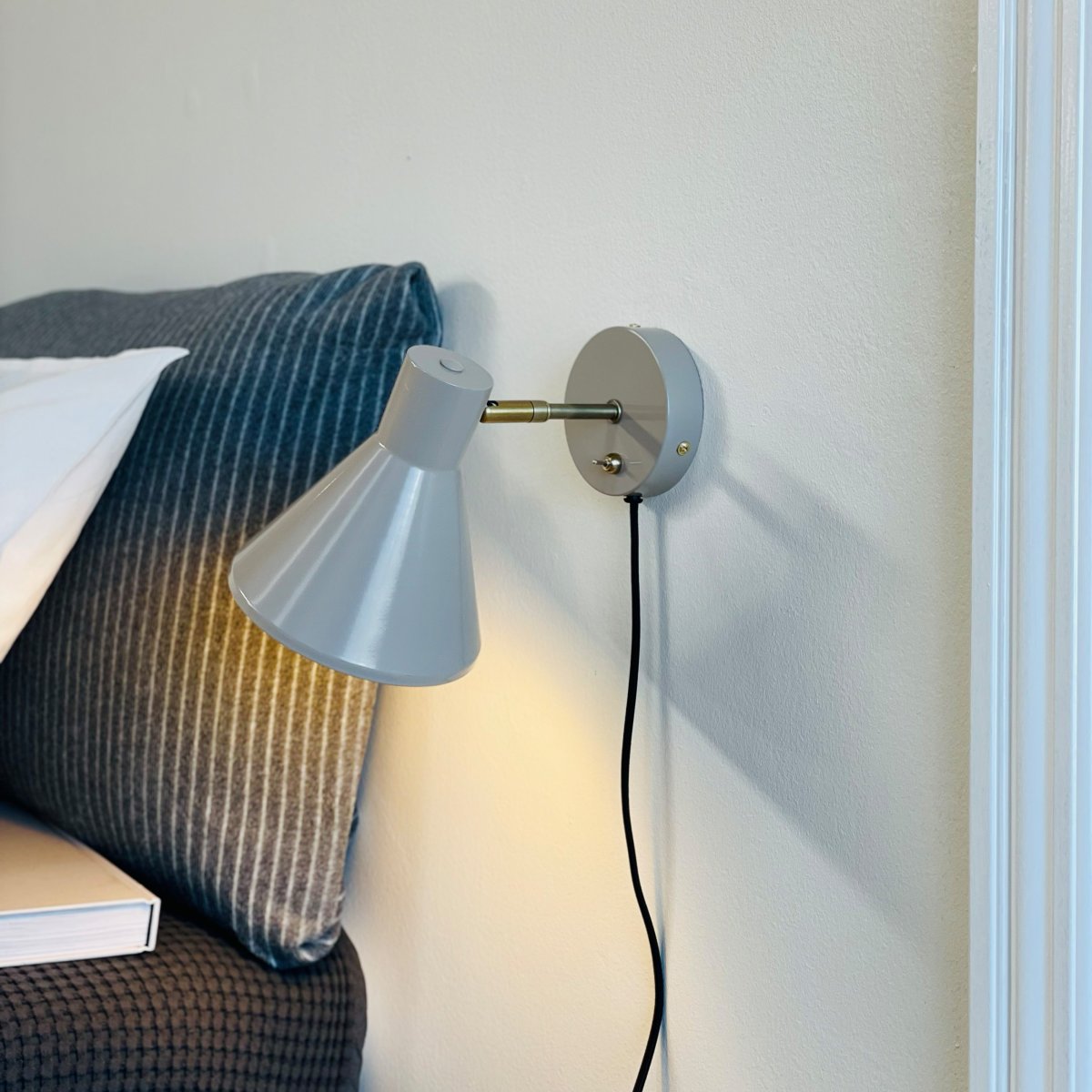 Sleep Glanzend beige leeslamp Van Dyberg Larsen - De beige kleur cre&euml;ert een strakke en rustige sfeer, terwijl de antieke messing details een extra niveau van verfijning toevoegen.