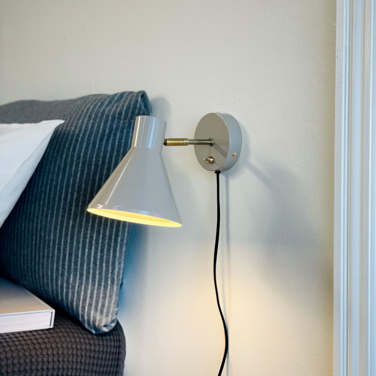 Sleep Glanzend beige leeslamp Van Dyberg Larsen - De beige kleur cre&euml;ert een strakke en rustige sfeer, terwijl de antieke messing details een extra niveau van verfijning toevoegen.