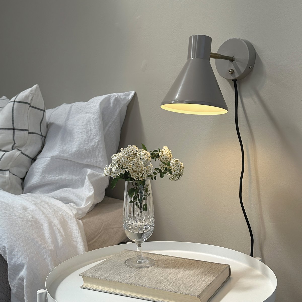 Sleep Glanzend beige leeslamp Van Dyberg Larsen - De beige kleur cre&euml;ert een strakke en rustige sfeer, terwijl de antieke messing details een extra niveau van verfijning toevoegen.