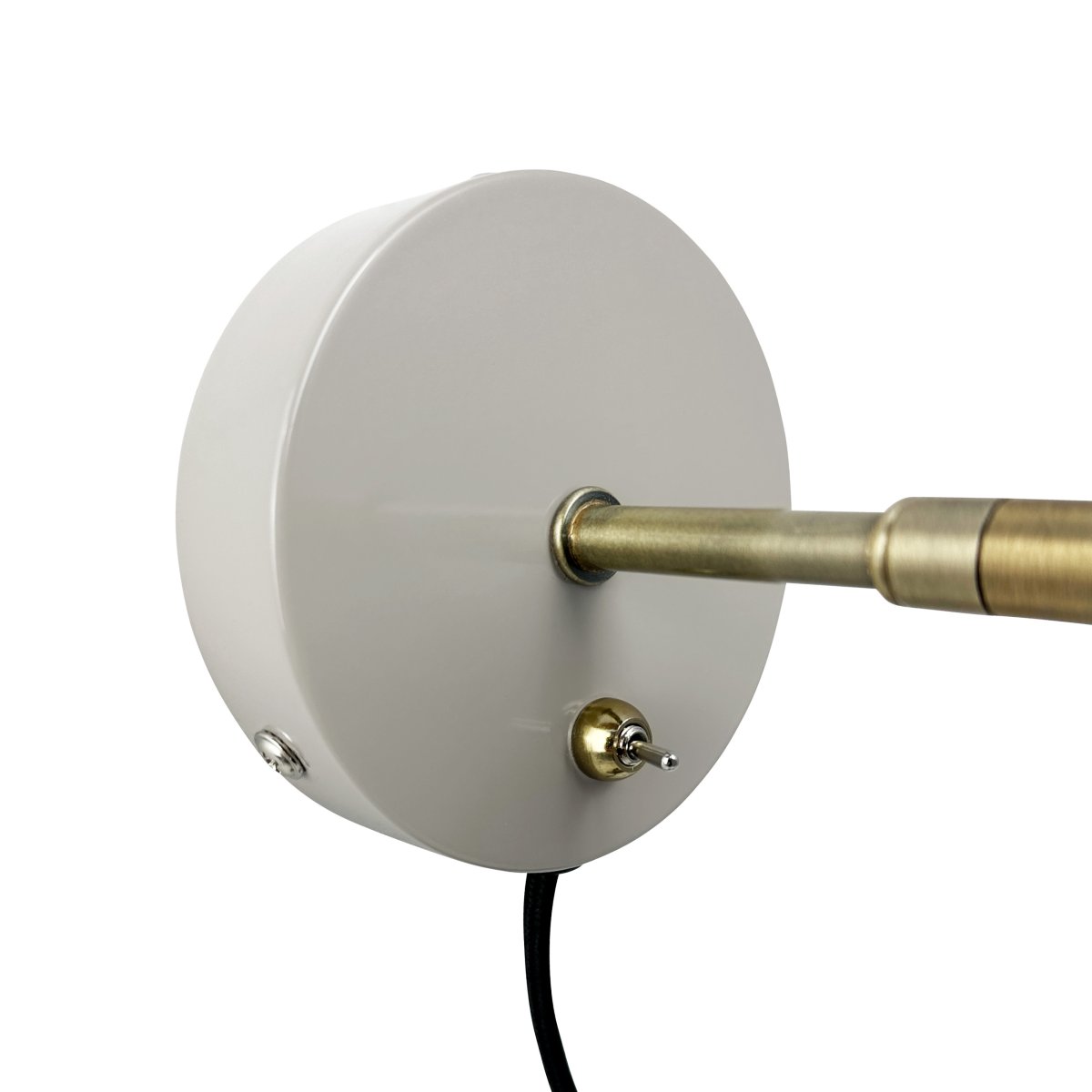Sleep Glanzend beige leeslamp Van Dyberg Larsen - De beige kleur cre&euml;ert een strakke en rustige sfeer, terwijl de antieke messing details een extra niveau van verfijning toevoegen.
