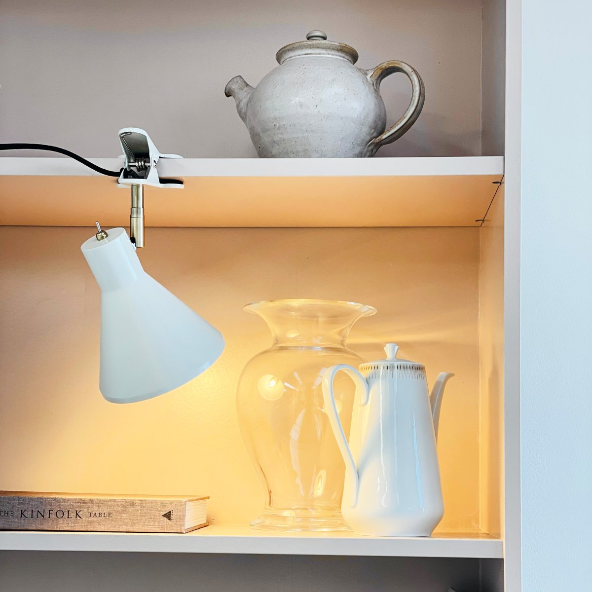 Sleep Glanzend wit klemlamp Van Dyberg Larsen - De witte kleur zorgt voor een strakke en rustige uitstraling, terwijl de antieke messing details een elegante uitstraling toevoegen.