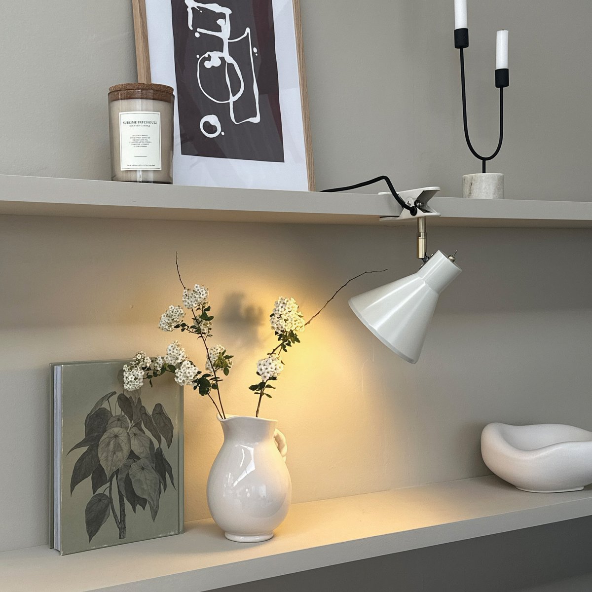 Sleep Glanzend wit klemlamp Van Dyberg Larsen - De witte kleur zorgt voor een strakke en rustige uitstraling, terwijl de antieke messing details een elegante uitstraling toevoegen.