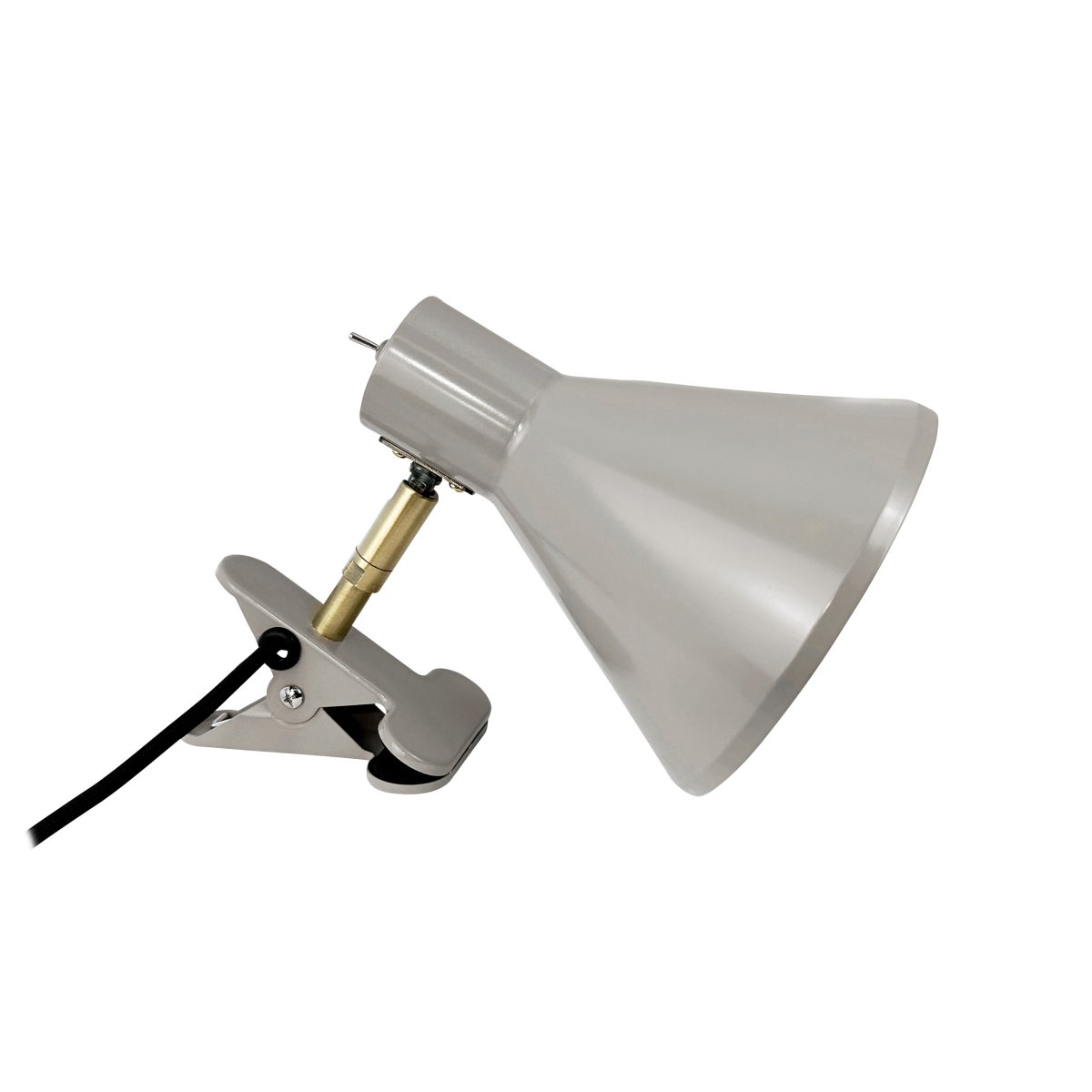 Sleep Glanzend beige klemlamp Van Dyberg Larsen - De beige kleur zorgt voor een strakke en rustige uitstraling, terwijl de antieke messing details een elegante uitstraling toevoegen.