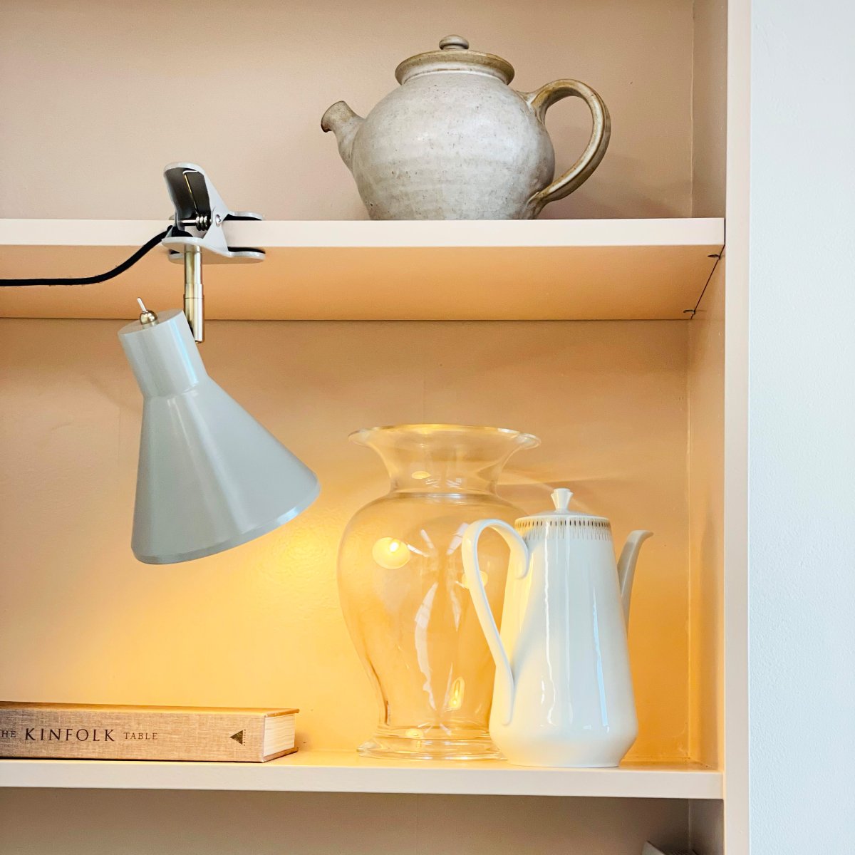 Sleep Glanzend beige klemlamp Van Dyberg Larsen - De beige kleur zorgt voor een strakke en rustige uitstraling, terwijl de antieke messing details een elegante uitstraling toevoegen.