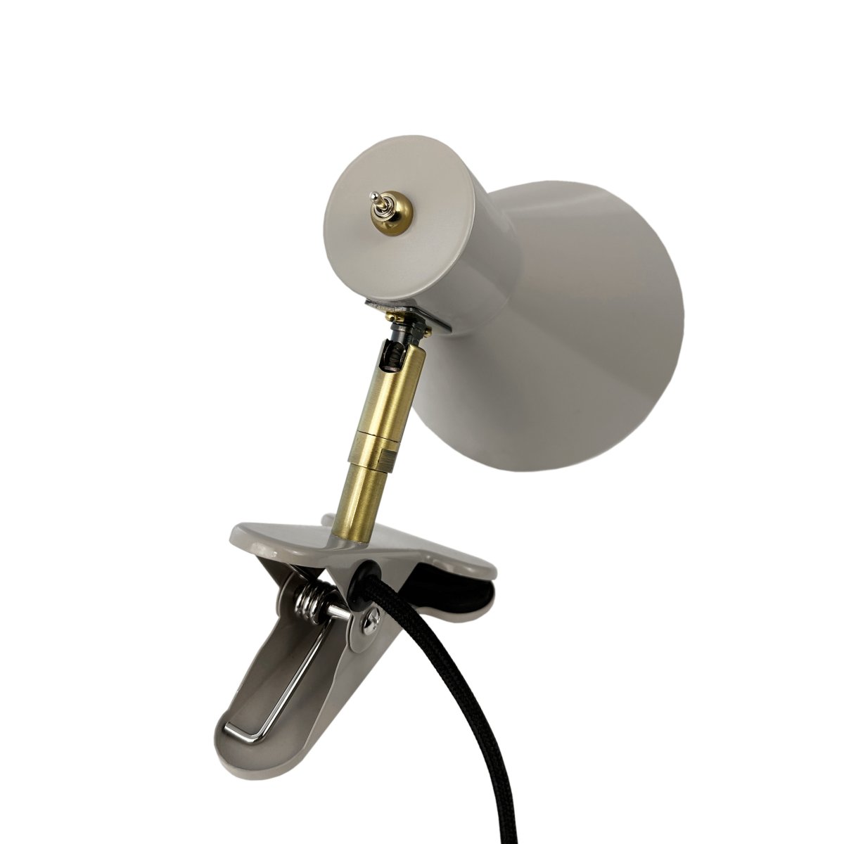 Sleep Glanzend beige klemlamp Van Dyberg Larsen - De beige kleur zorgt voor een strakke en rustige uitstraling, terwijl de antieke messing details een elegante uitstraling toevoegen.