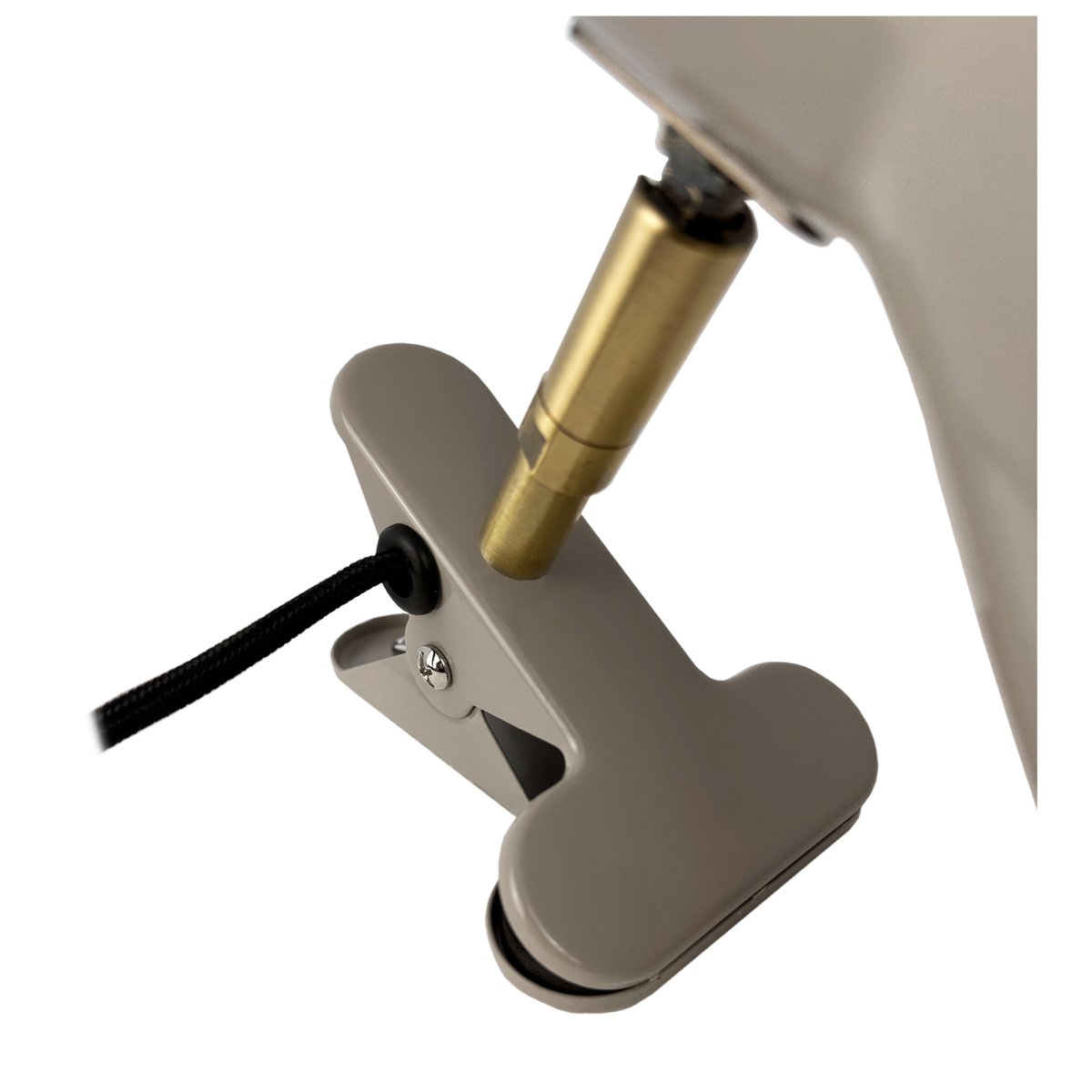Sleep Glanzend beige klemlamp Van Dyberg Larsen - De beige kleur zorgt voor een strakke en rustige uitstraling, terwijl de antieke messing details een elegante uitstraling toevoegen.