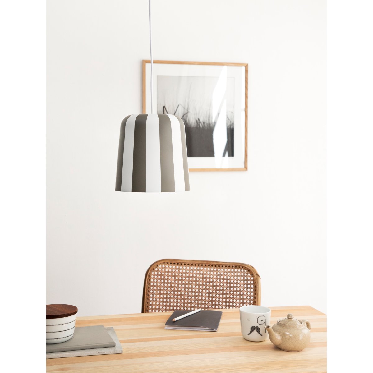 Gry Ø20 Grijs hanglamp Van Dyberg Larsen - Genom att ta igenk&auml;nnbara m&ouml;nster och s&auml;tta dem i en ny kontext ville hon skapa en lampa som f&aring;r m&auml;nniskor att le och ger en unik visuell upplevelse.