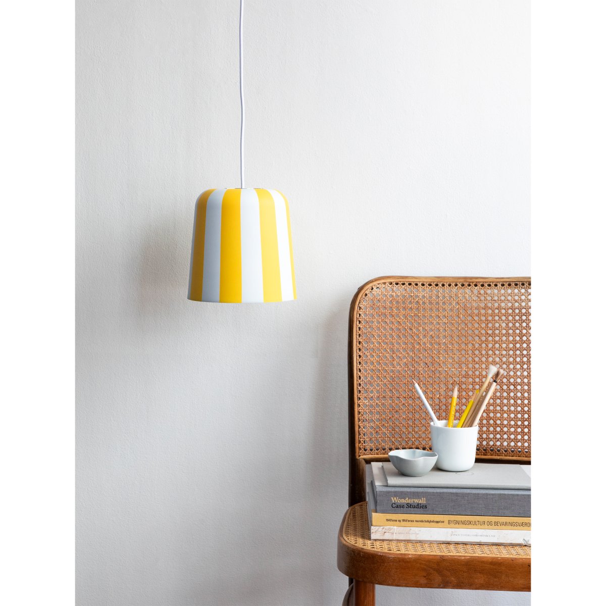 Gry Ø20 Geel hanglamp Van Dyberg Larsen - Genom att ta igenk&auml;nnbara m&ouml;nster och s&auml;tta dem i en ny kontext ville hon skapa en lampa som f&aring;r m&auml;nniskor att le och ger en unik visuell upplevelse.