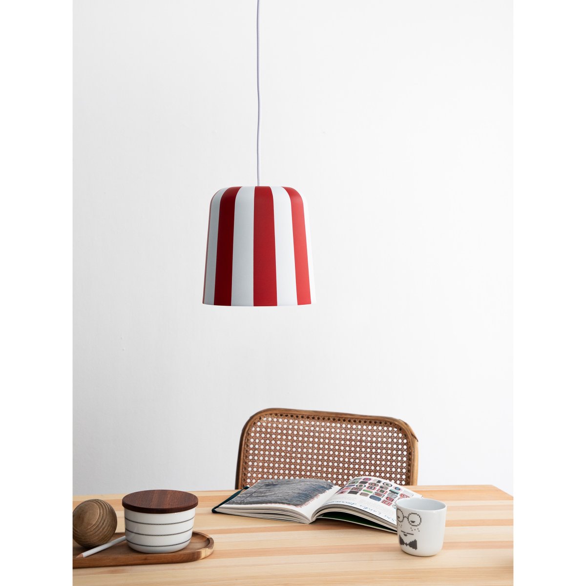 Gry Ø20 ROOD hanglamp Van Dyberg Larsen - Genom att ta igenk&auml;nnbara m&ouml;nster och s&auml;tta dem i en ny kontext ville hon skapa en lampa som f&aring;r m&auml;nniskor att le och ger en unik visuell upplevelse.
