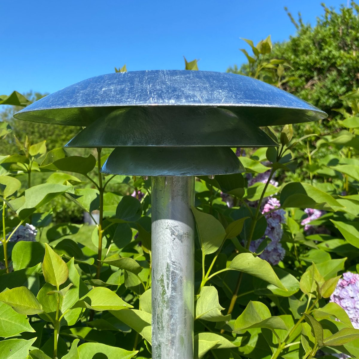 DL25 Gegalvaniseerd lichtpaaltjes Van Dyberg Larsen - Dankzij de combinatie van functionaliteit en duurzaamheid is deze lamp bestand tegen buitenomstandigheden en biedt hij betrouwbaar licht.