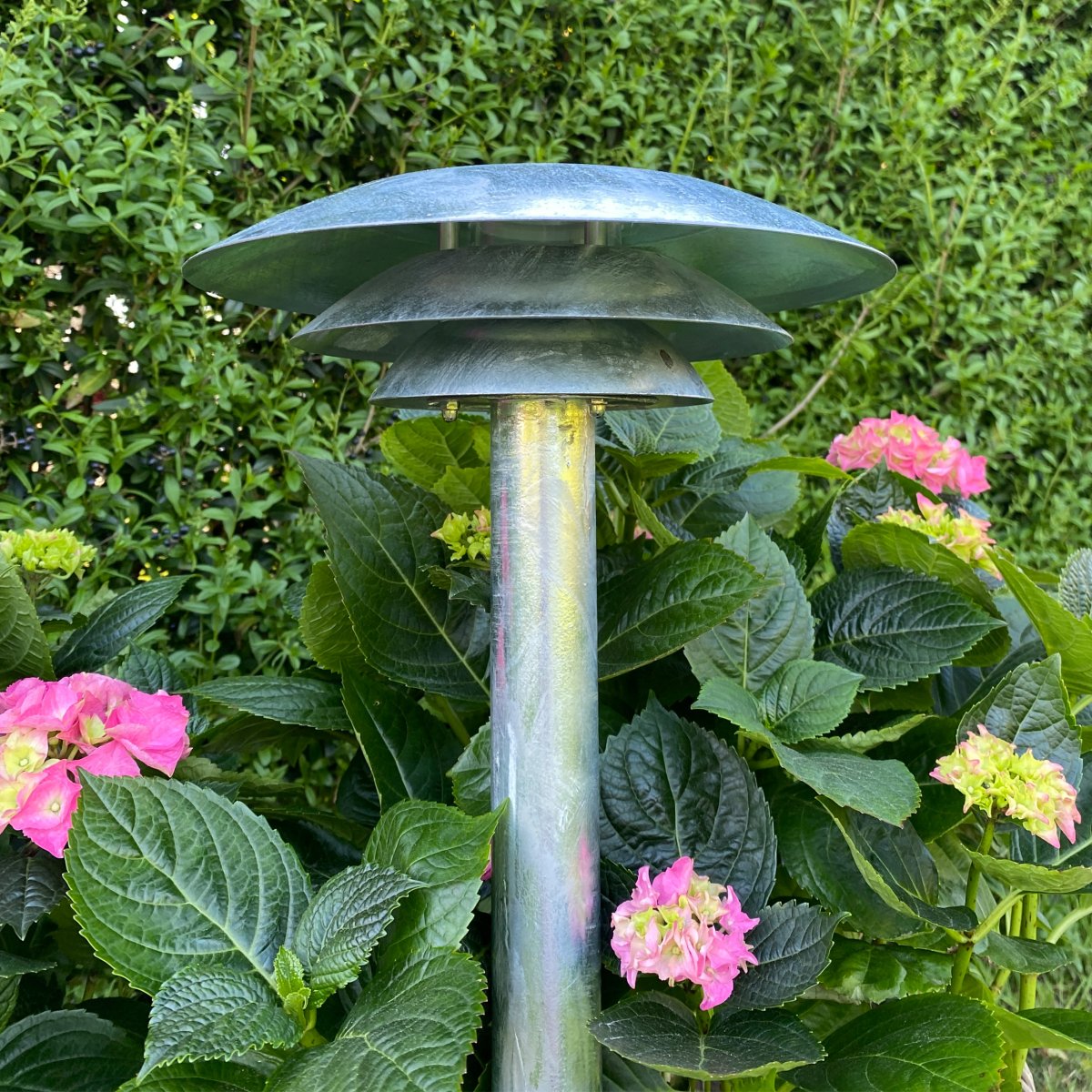 DL25 Gegalvaniseerd lichtpaaltjes Van Dyberg Larsen - Dankzij de combinatie van functionaliteit en duurzaamheid is deze lamp bestand tegen buitenomstandigheden en biedt hij betrouwbaar licht.