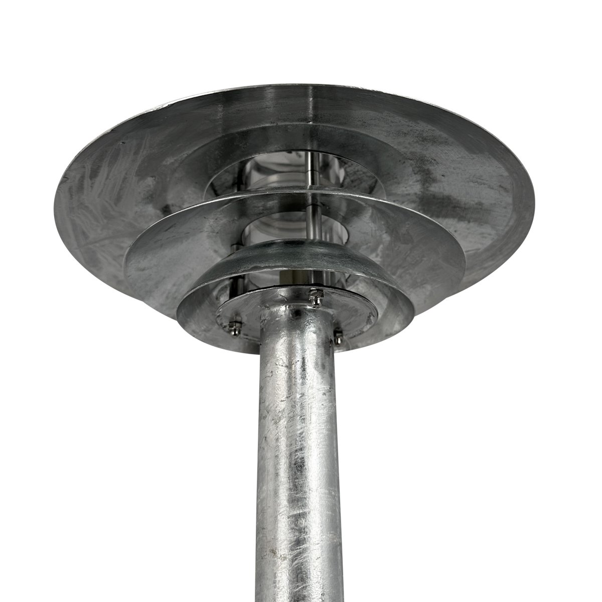 DL25 Gegalvaniseerd lichtpaaltjes Van Dyberg Larsen - Dankzij de combinatie van functionaliteit en duurzaamheid is deze lamp bestand tegen buitenomstandigheden en biedt hij betrouwbaar licht.