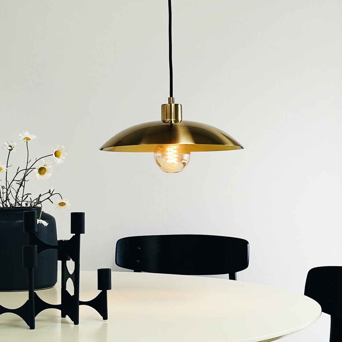 Paris Ø33 Messing hanglamp Van Dyberg Larsen - Met zijn luxueuze design en lange, zwarte stoffen snoer van 3 meter weerspiegelt hij de klassieke Parijse stijl, waarbij de nadruk ligt op de balans tussen elegantie en eenvoud.