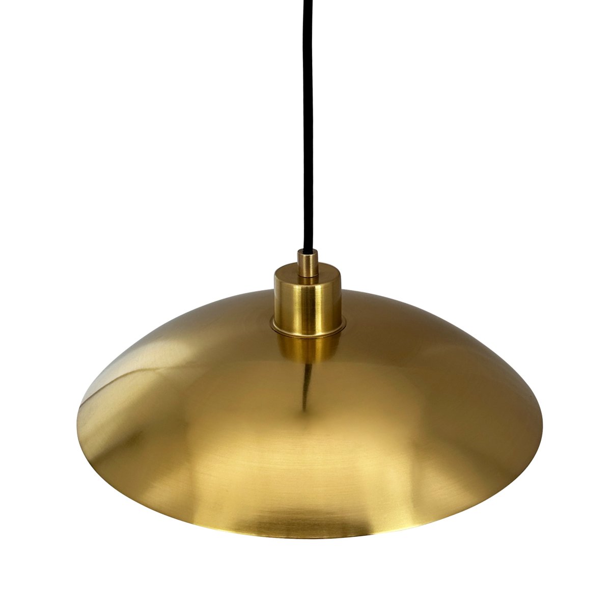 Paris Ø33 Messing hanglamp Van Dyberg Larsen - Met zijn luxueuze design en lange, zwarte stoffen snoer van 3 meter weerspiegelt hij de klassieke Parijse stijl, waarbij de nadruk ligt op de balans tussen elegantie en eenvoud.