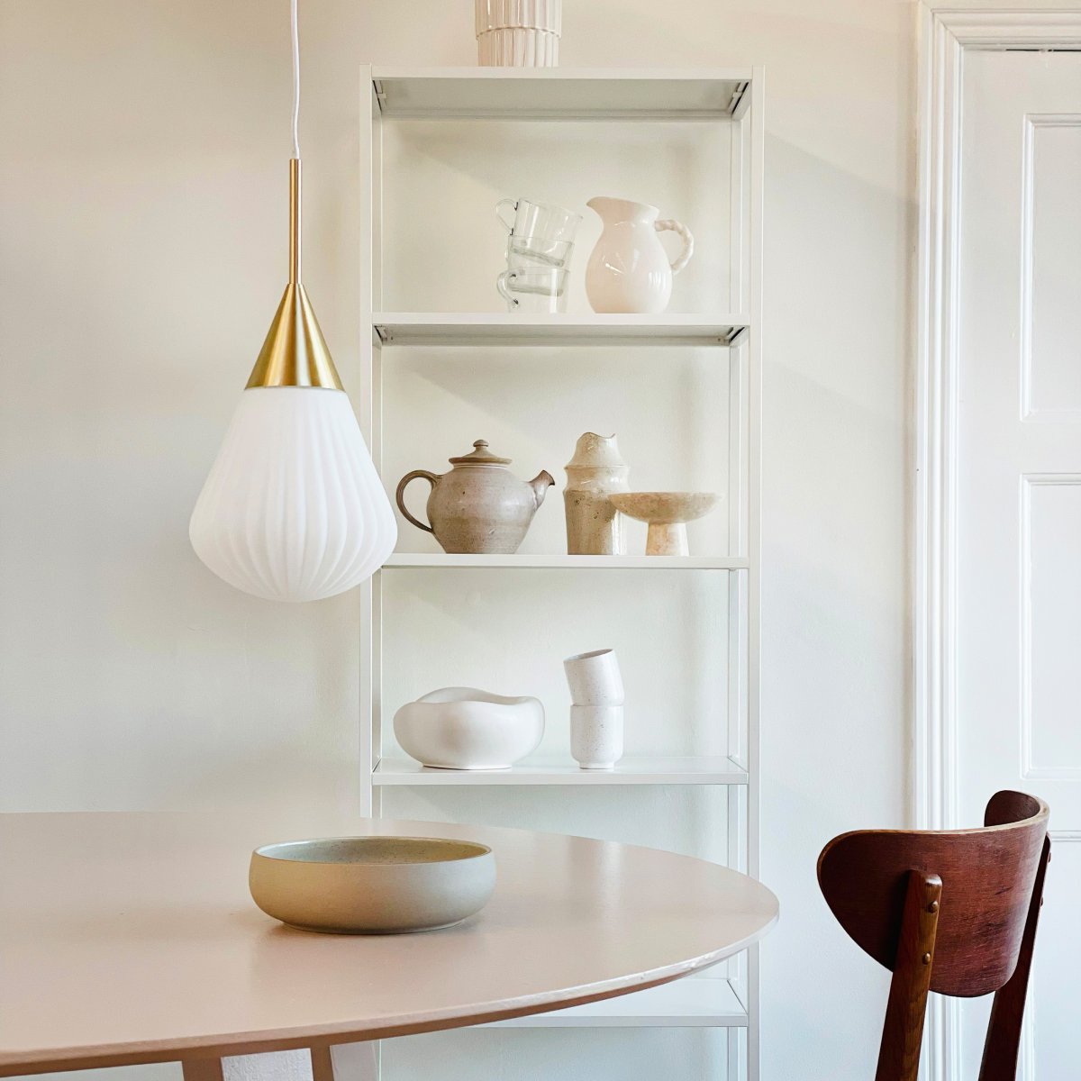 Ballon Ø20 Wit hanglamp Van Dyberg Larsen - Med sin moderna form och stilrena material &auml;r Ballon Pendant det perfekta valet f&ouml;r den som vill f&ouml;rena ljus och elegans &ndash; en funktionell och tidl&ouml;s designklassiker.