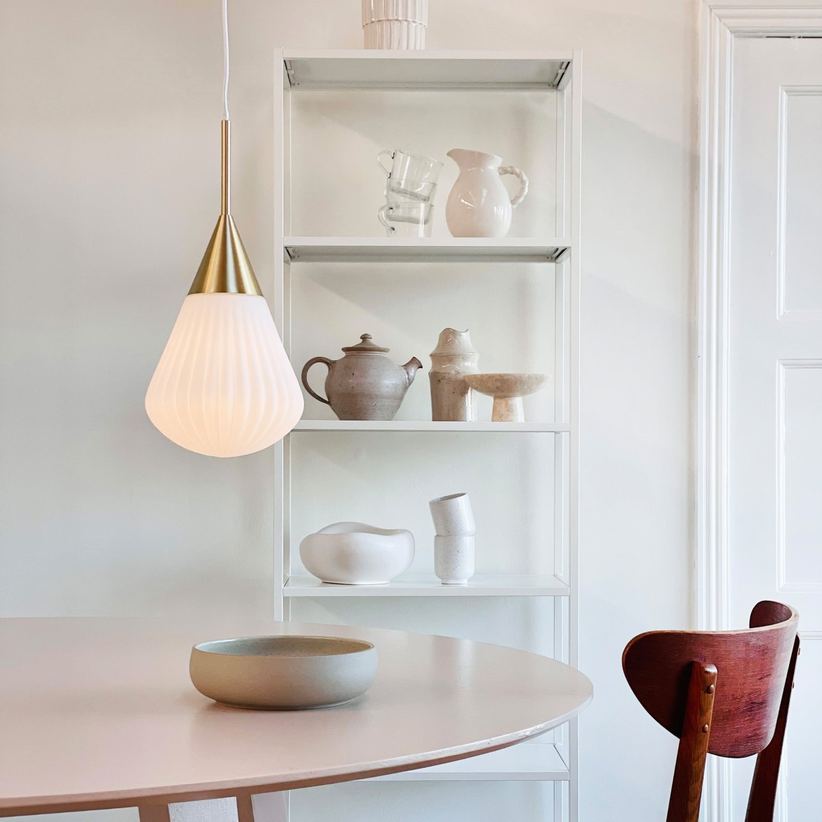 Ballon Ø20 Wit hanglamp Van Dyberg Larsen - Med sin moderna form och stilrena material &auml;r Ballon Pendant det perfekta valet f&ouml;r den som vill f&ouml;rena ljus och elegans &ndash; en funktionell och tidl&ouml;s designklassiker.