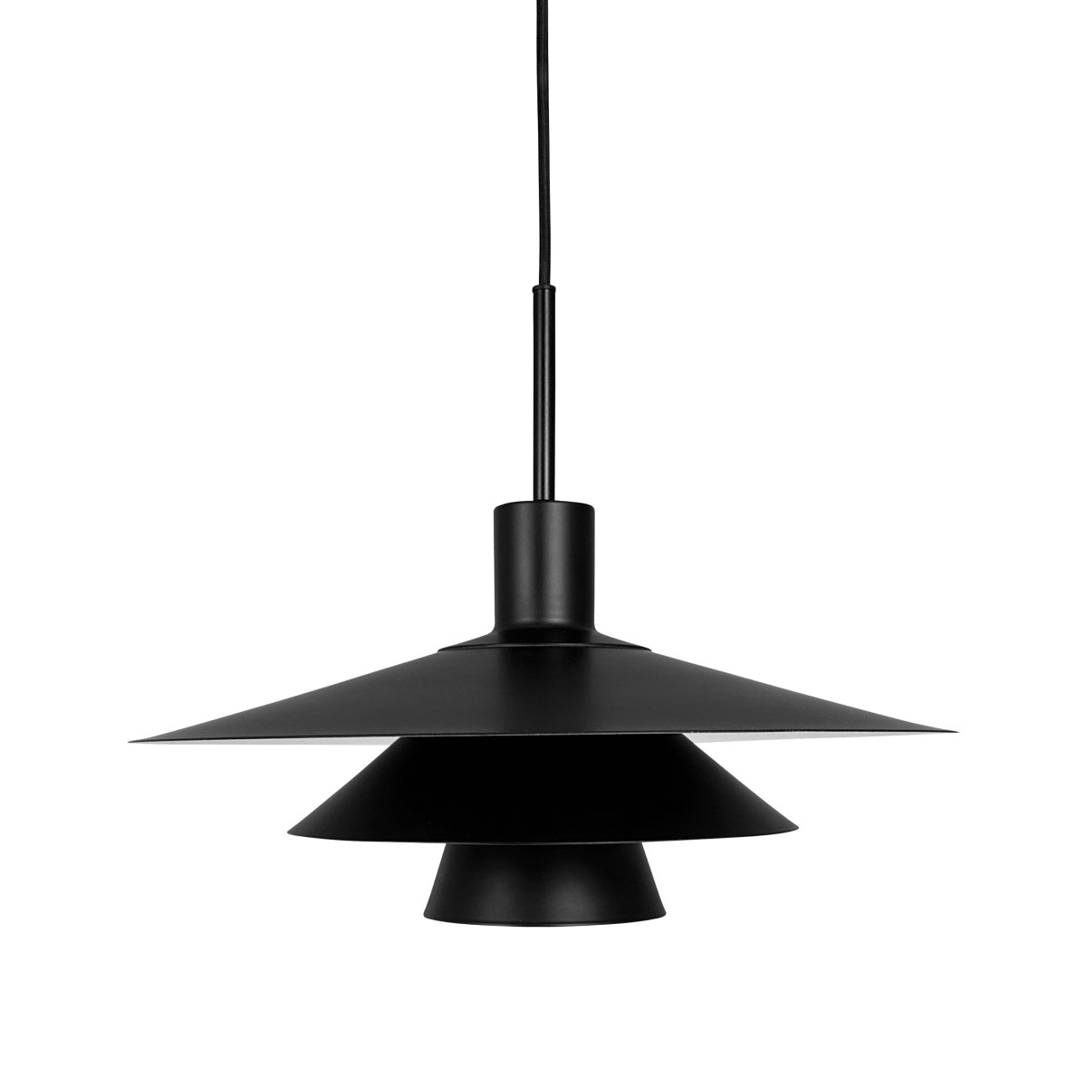 Kay Ø40 Zwart hanglamp Van Dyberg Larsen - Den djupa svarta finishen skapar en sl&aring;ende visuell effekt &ndash; antingen som en dj&auml;rv kontrast eller en s&ouml;ml&ouml;s del av en sofistikerad nordisk inredning.