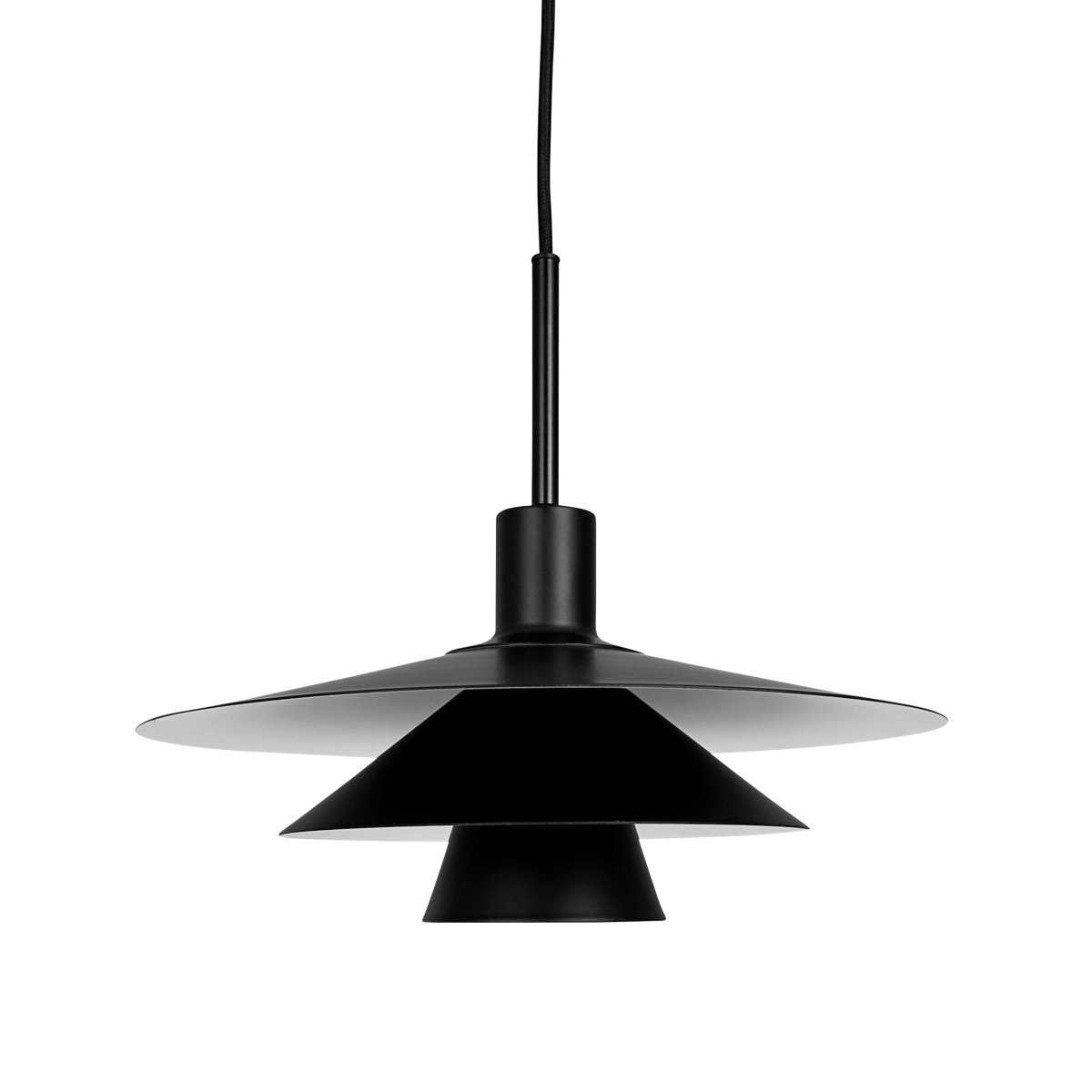 Kay Ø40 Zwart hanglamp Van Dyberg Larsen - Den djupa svarta finishen skapar en sl&aring;ende visuell effekt &ndash; antingen som en dj&auml;rv kontrast eller en s&ouml;ml&ouml;s del av en sofistikerad nordisk inredning.