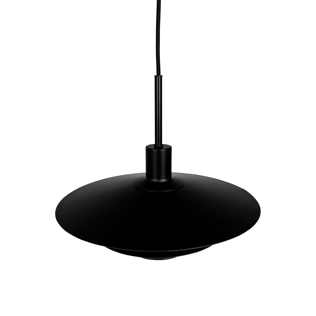 Kay Ø40 Zwart hanglamp Van Dyberg Larsen - Den djupa svarta finishen skapar en sl&aring;ende visuell effekt &ndash; antingen som en dj&auml;rv kontrast eller en s&ouml;ml&ouml;s del av en sofistikerad nordisk inredning.