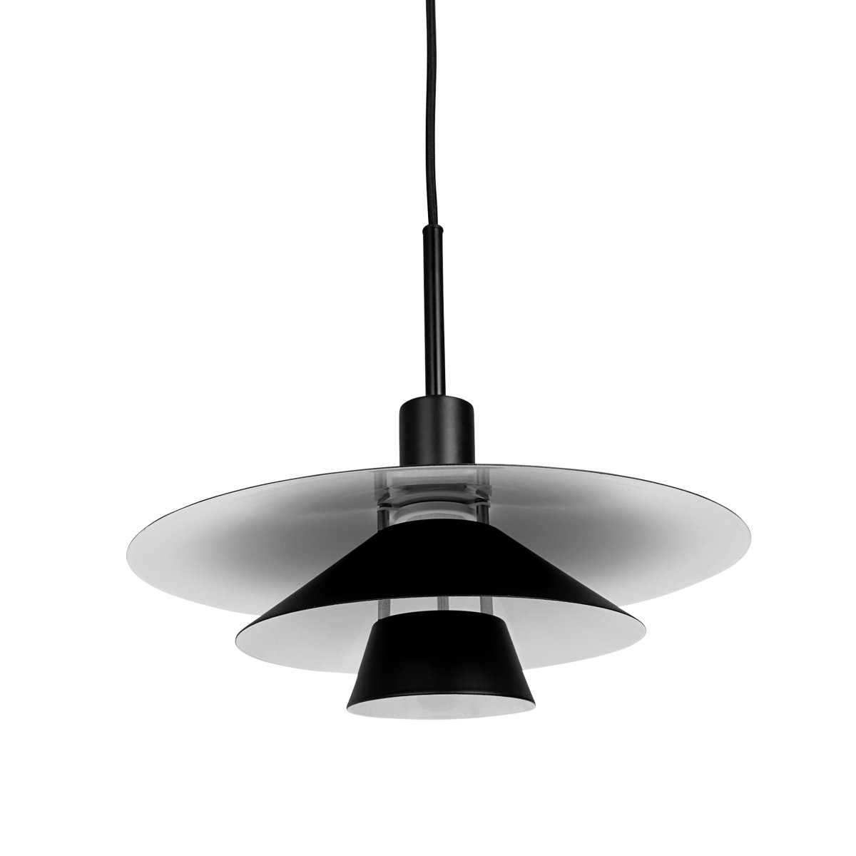 Kay Ø40 Zwart hanglamp Van Dyberg Larsen - Den djupa svarta finishen skapar en sl&aring;ende visuell effekt &ndash; antingen som en dj&auml;rv kontrast eller en s&ouml;ml&ouml;s del av en sofistikerad nordisk inredning.
