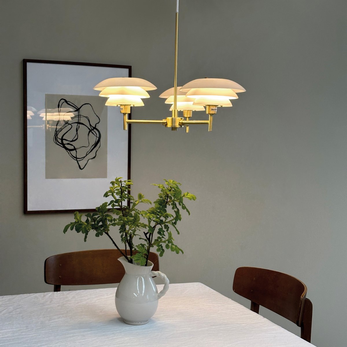 DL20 Ø50 Messing hanglamp Van Dyberg Larsen - De DL20-kroonluchter combineert een klassieke messing afwerking met prachtige opaalglazen kappen, waardoor een tijdloze en luxueuze sfeer in uw ruimte ontstaat.