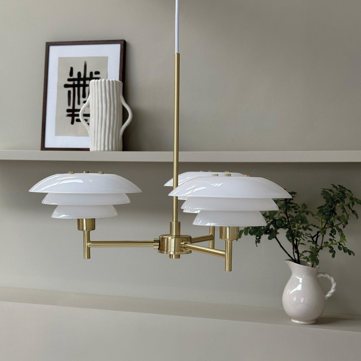 DL20 Ø50 Messing hanglamp Van Dyberg Larsen - De DL20-kroonluchter combineert een klassieke messing afwerking met prachtige opaalglazen kappen, waardoor een tijdloze en luxueuze sfeer in uw ruimte ontstaat.