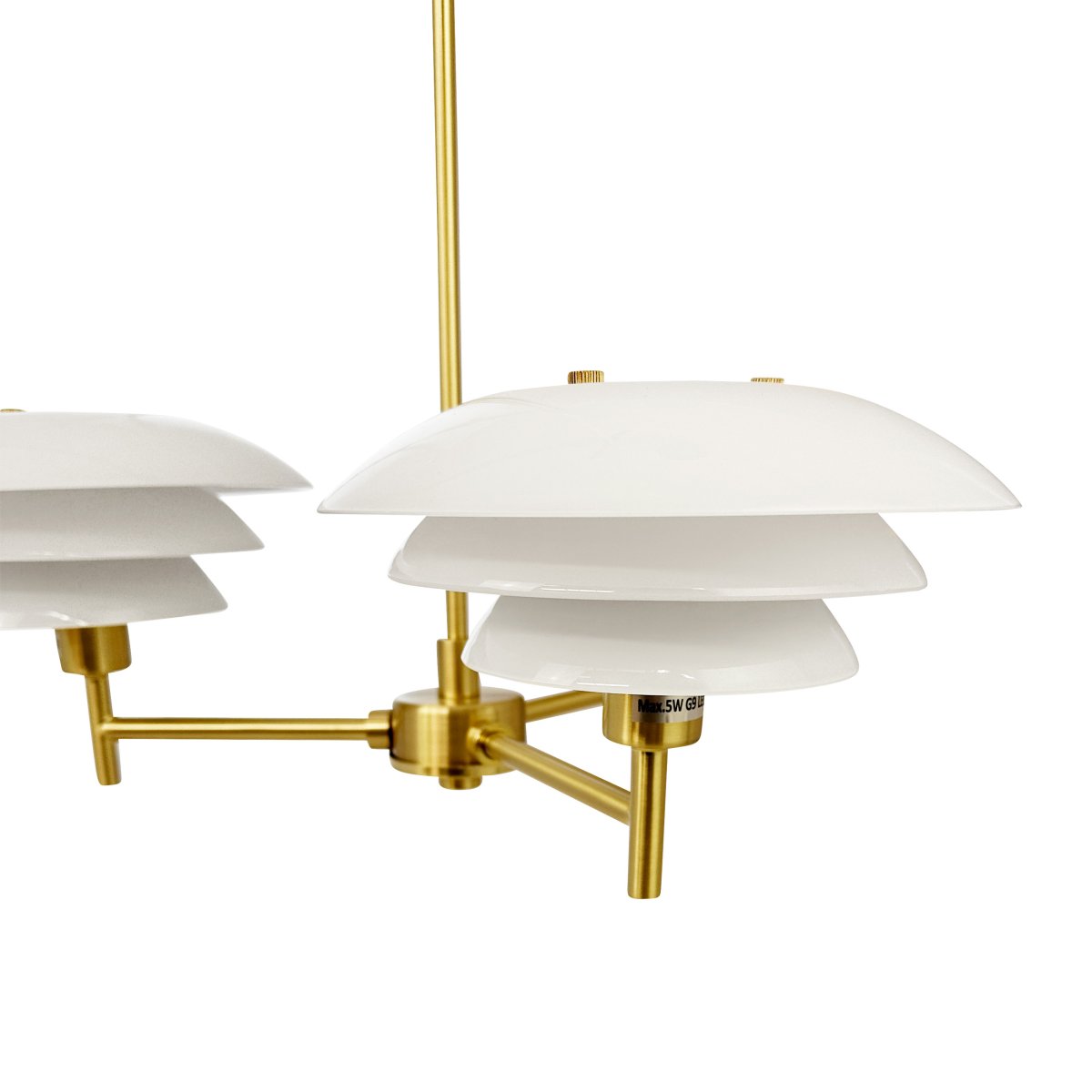 DL20 Ø50 Messing hanglamp Van Dyberg Larsen - De DL20-kroonluchter combineert een klassieke messing afwerking met prachtige opaalglazen kappen, waardoor een tijdloze en luxueuze sfeer in uw ruimte ontstaat.