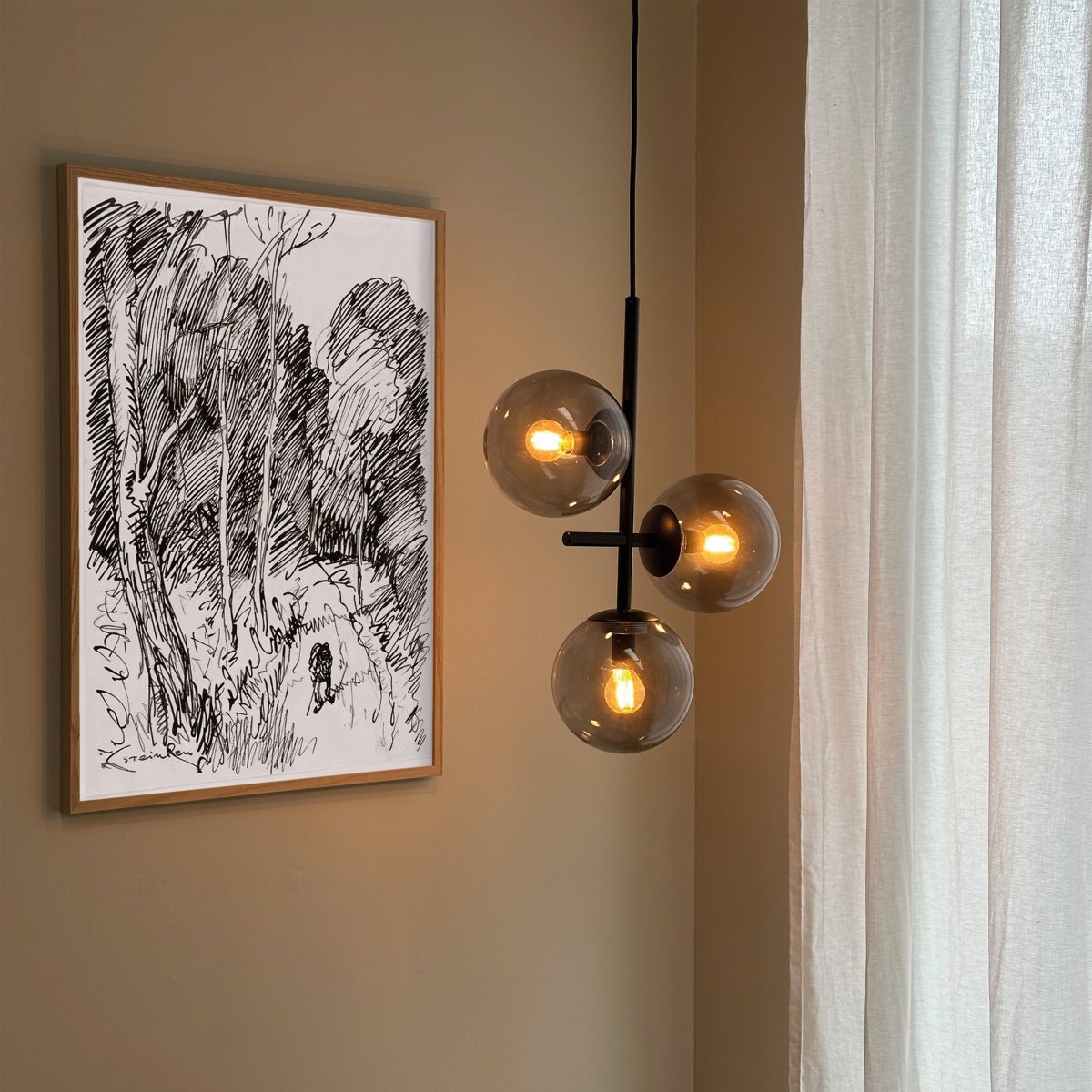 Como Ø30 Zwart hanglamp Van Dyberg Larsen - Dit maakt Como een perfecte combinatie van functionaliteit en stijl die uw interieurontwerp naar een hoger niveau tilt.