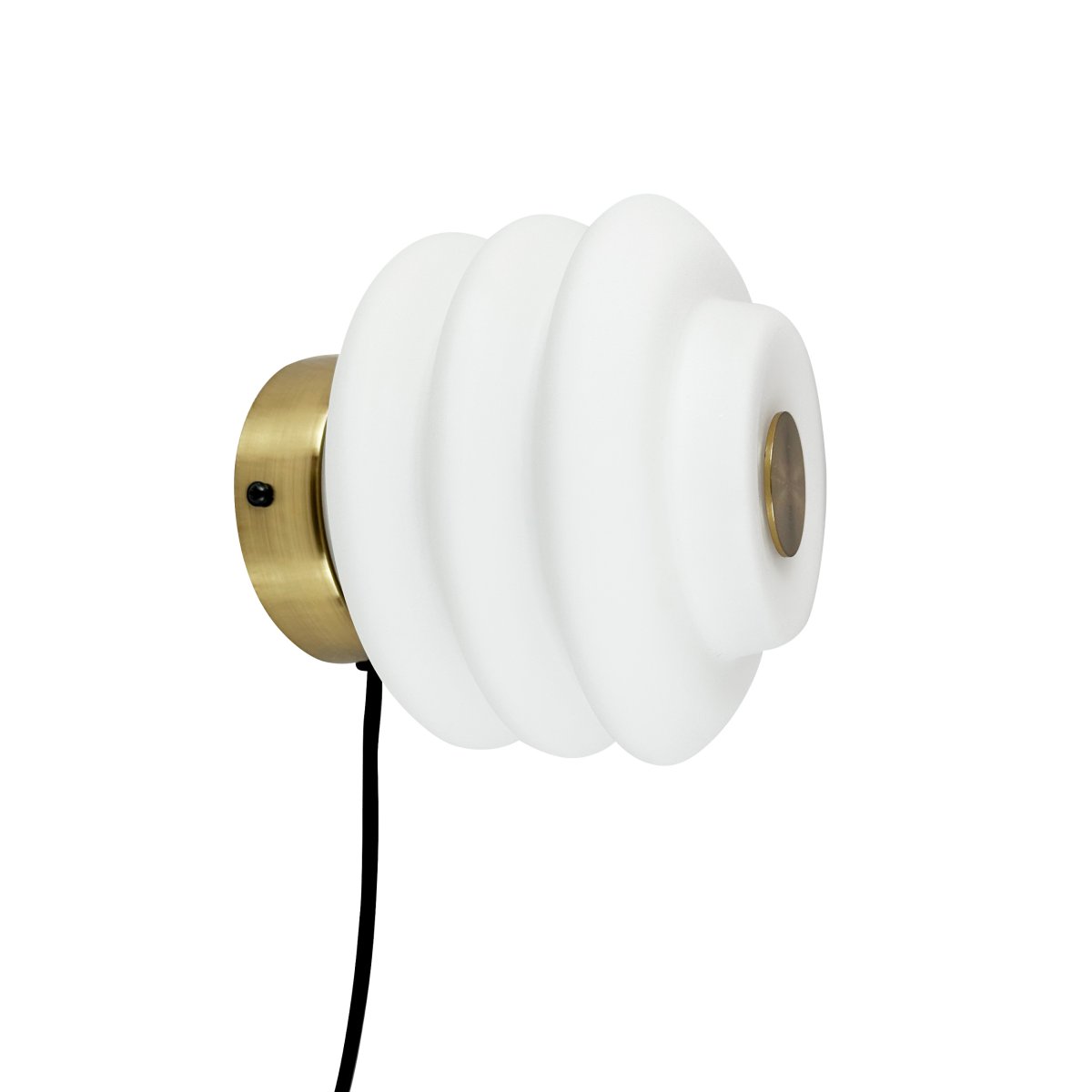 Diva Ø18 Wit wandlamp Van Dyberg Larsen - Gemaakt van mondgeblazen opaalglas en met een compact formaat van 15 cm hoog en 16 cm in diameter, is Diva een elegante toevoeging aan elke kamer.