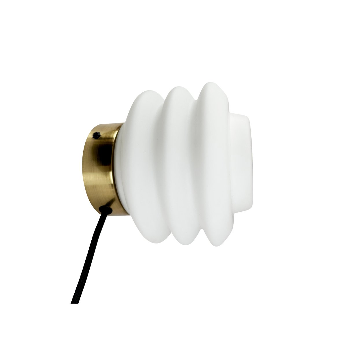 Diva Ø18 Wit wandlamp Van Dyberg Larsen - Gemaakt van mondgeblazen opaalglas en met een compact formaat van 15 cm hoog en 16 cm in diameter, is Diva een elegante toevoeging aan elke kamer.