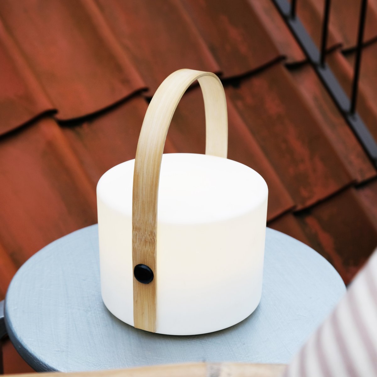 Carry 20cm Wit Draagbare Van Dyberg Larsen - De lamp heeft een ingebouwde lichtbron met 10 lm en wordt opgeladen via een ingebouwd zonnepaneel dat overdag de energie van de zon opvangt.