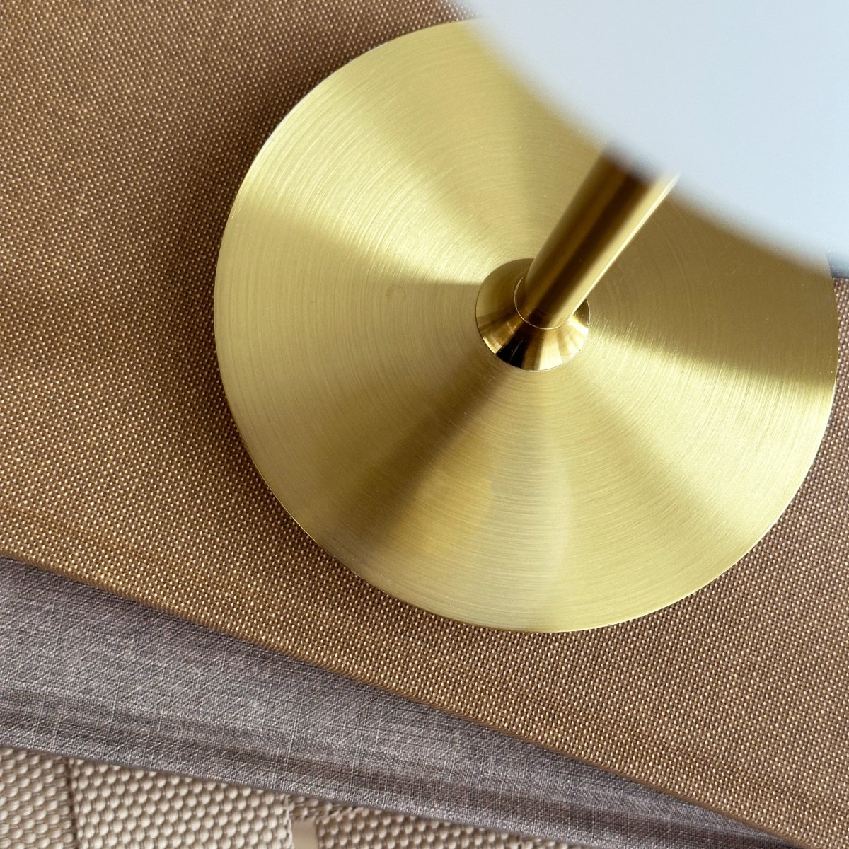 Sia 30cm Messing tafellamp Van Dyberg Larsen - Het zachte licht van de glazen kap creëert een gezellige sfeer en de messing voet geeft een luxe en duurzame indruk.