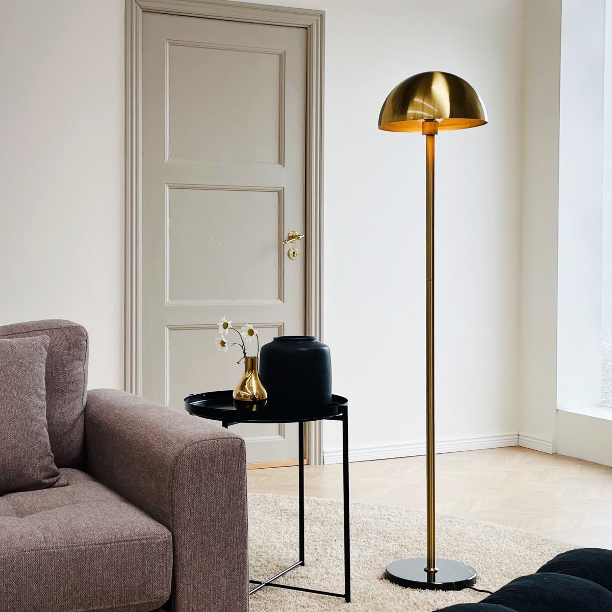 Menton Messing/zwart vloerlamp Van Dyberg Larsen - De lamp is gemaakt van messing en heeft een massief marmeren voet, wat zorgt voor een elegante en exclusieve uitstraling.