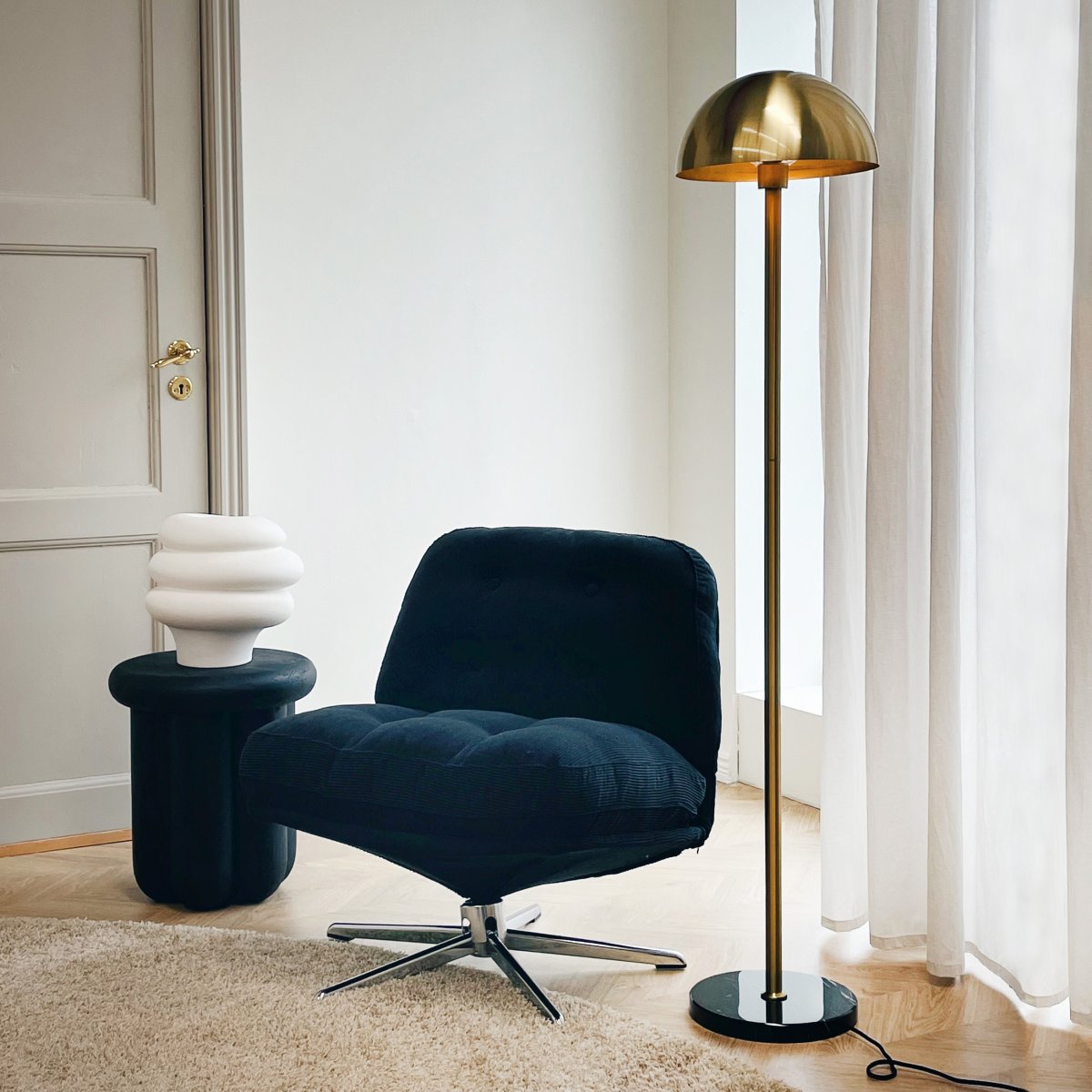 Menton Messing/zwart vloerlamp Van Dyberg Larsen - De lamp is gemaakt van messing en heeft een massief marmeren voet, wat zorgt voor een elegante en exclusieve uitstraling.
