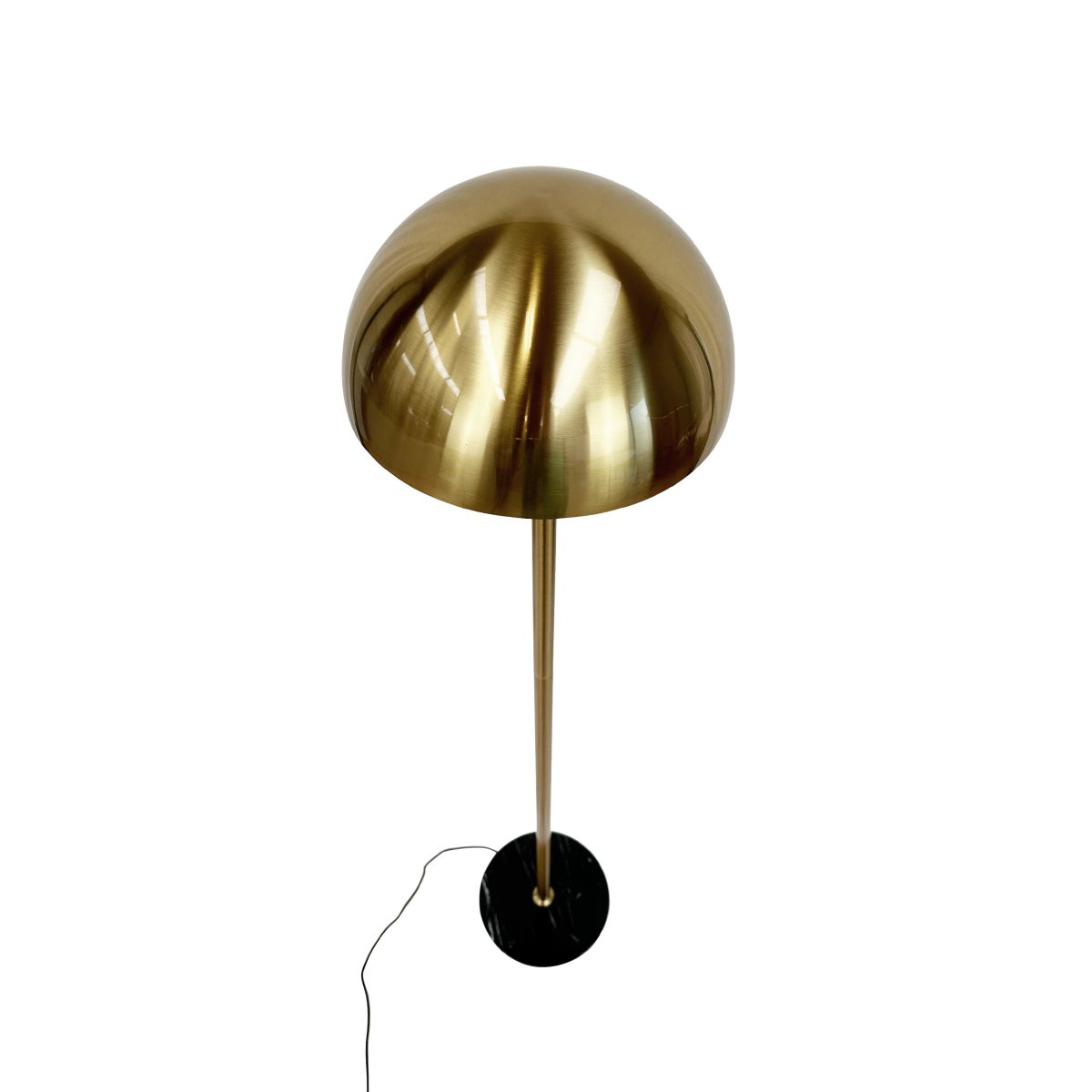 Menton Messing/zwart vloerlamp Van Dyberg Larsen - De lamp is gemaakt van messing en heeft een massief marmeren voet, wat zorgt voor een elegante en exclusieve uitstraling.