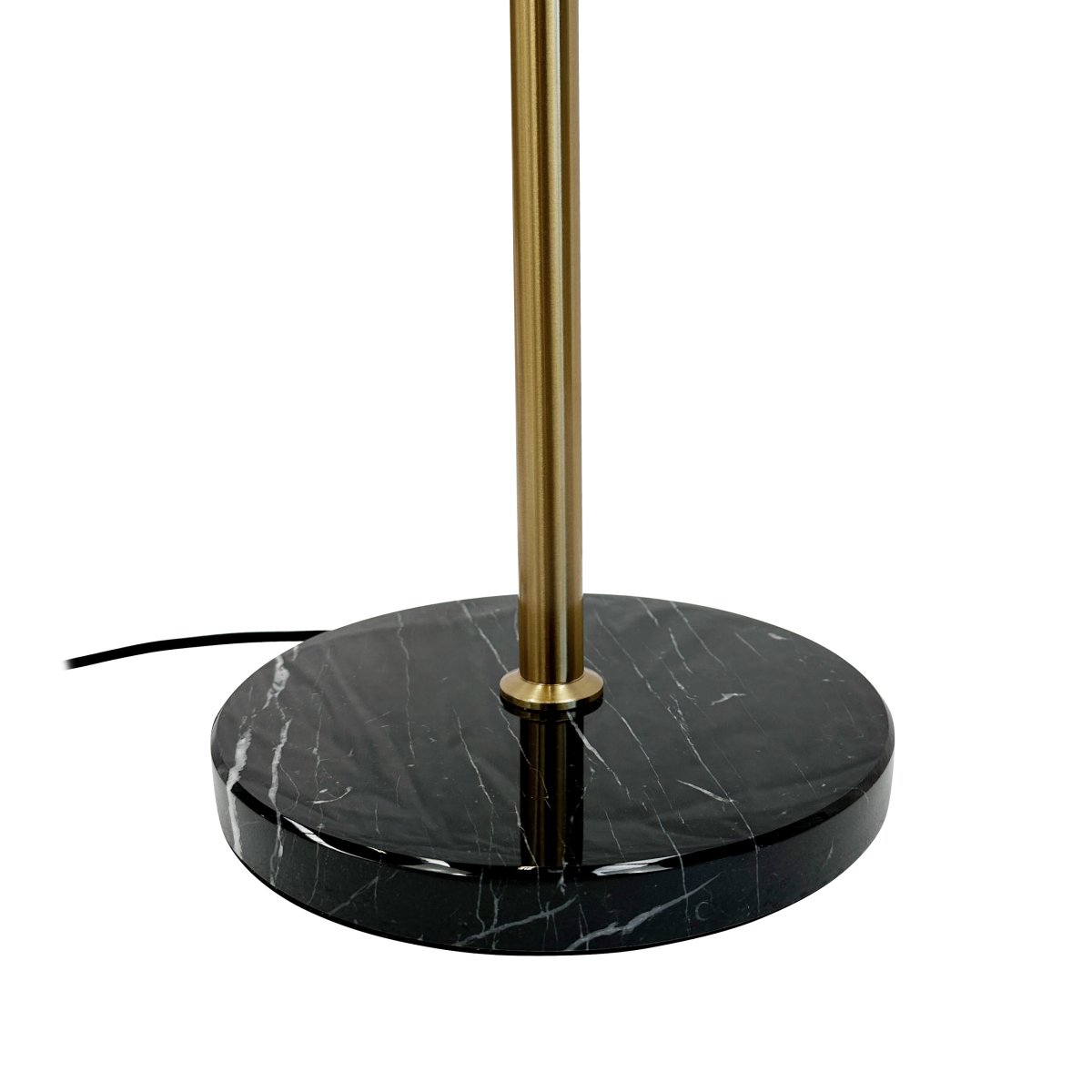 Menton Messing/zwart vloerlamp Van Dyberg Larsen - De lamp is gemaakt van messing en heeft een massief marmeren voet, wat zorgt voor een elegante en exclusieve uitstraling.