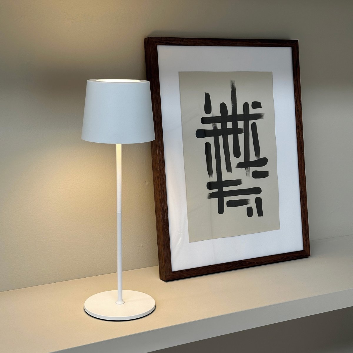 Karl 37cm Wit Draagbare Van Dyberg Larsen - Karl is geschikt voor zowel binnen als buiten en is eenvoudig te verplaatsen, waardoor hij ideaal is voor zowel thuis als op het terras.