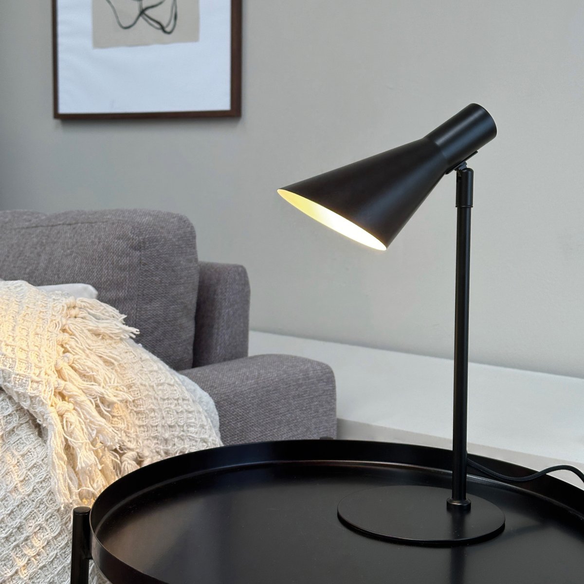 DL12 Mini 40cm Zwart bureaulamp Van Dyberg Larsen - De DL12 Mini in zwart is een moderne tafellamp met een tijdloos design.